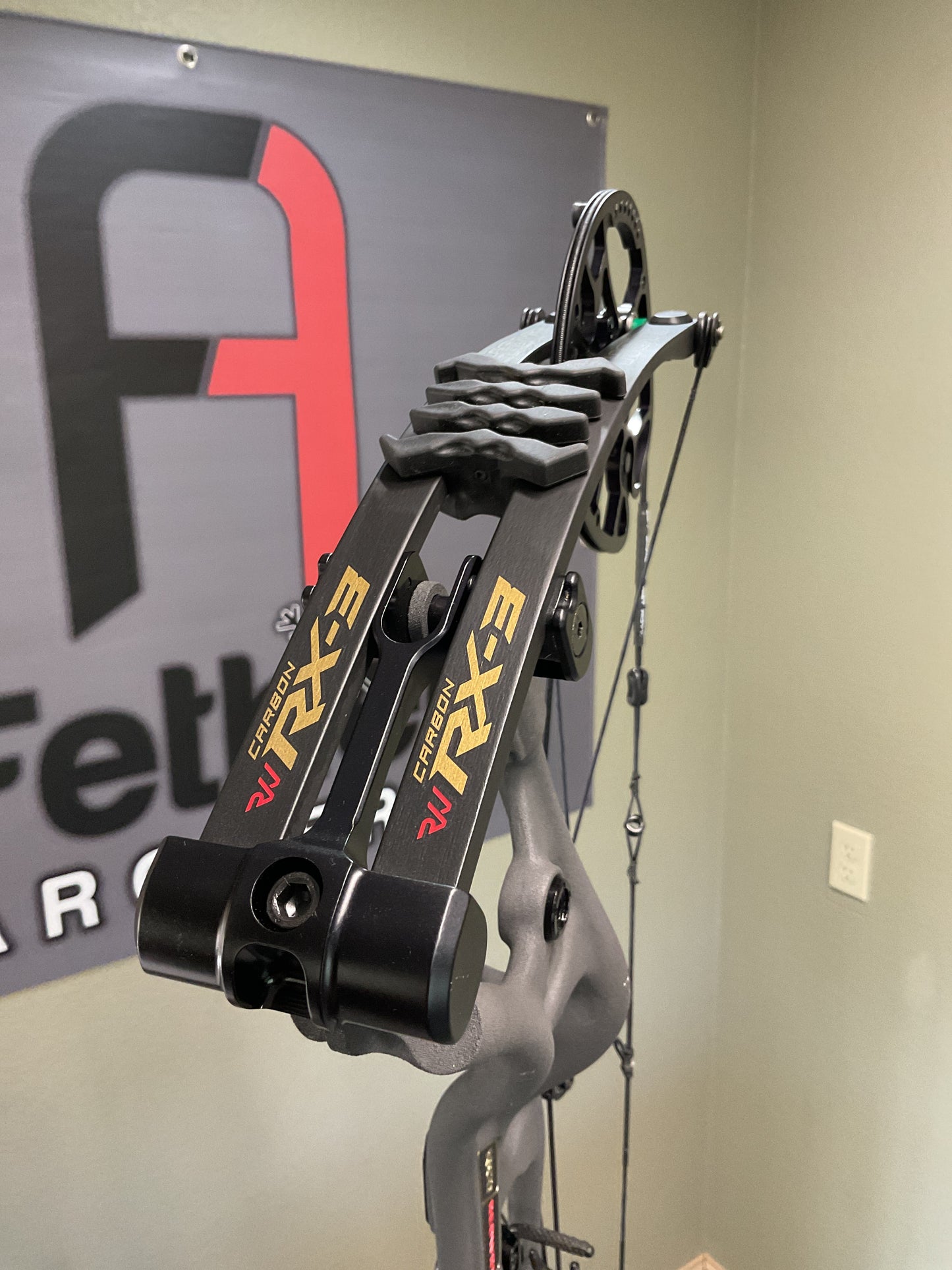 Hoyt RX-3 70Lb Right Hand DL 27"-30" Gray