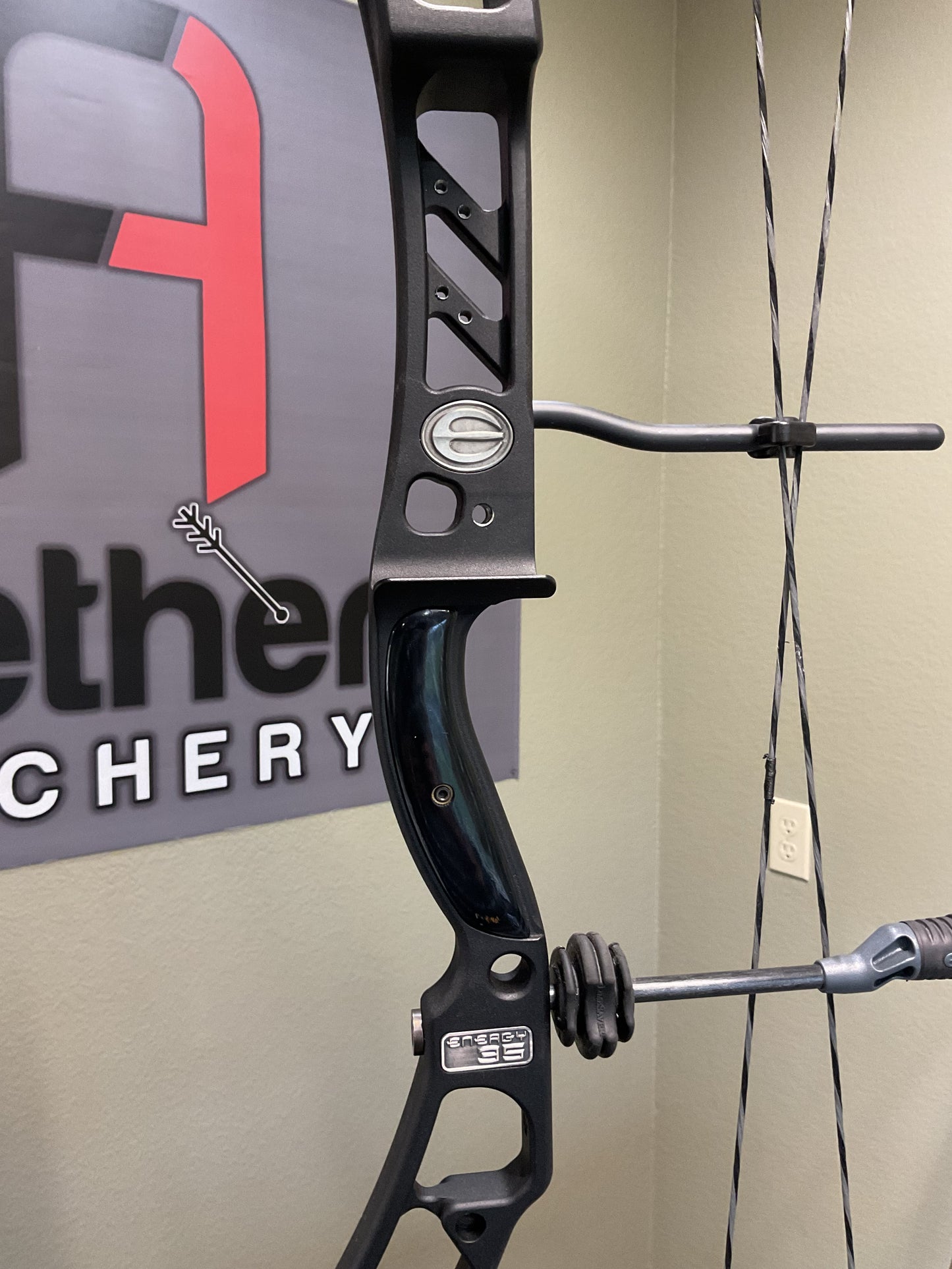 Elite Energy 35 60Lb RH 27" DL Black (Used)