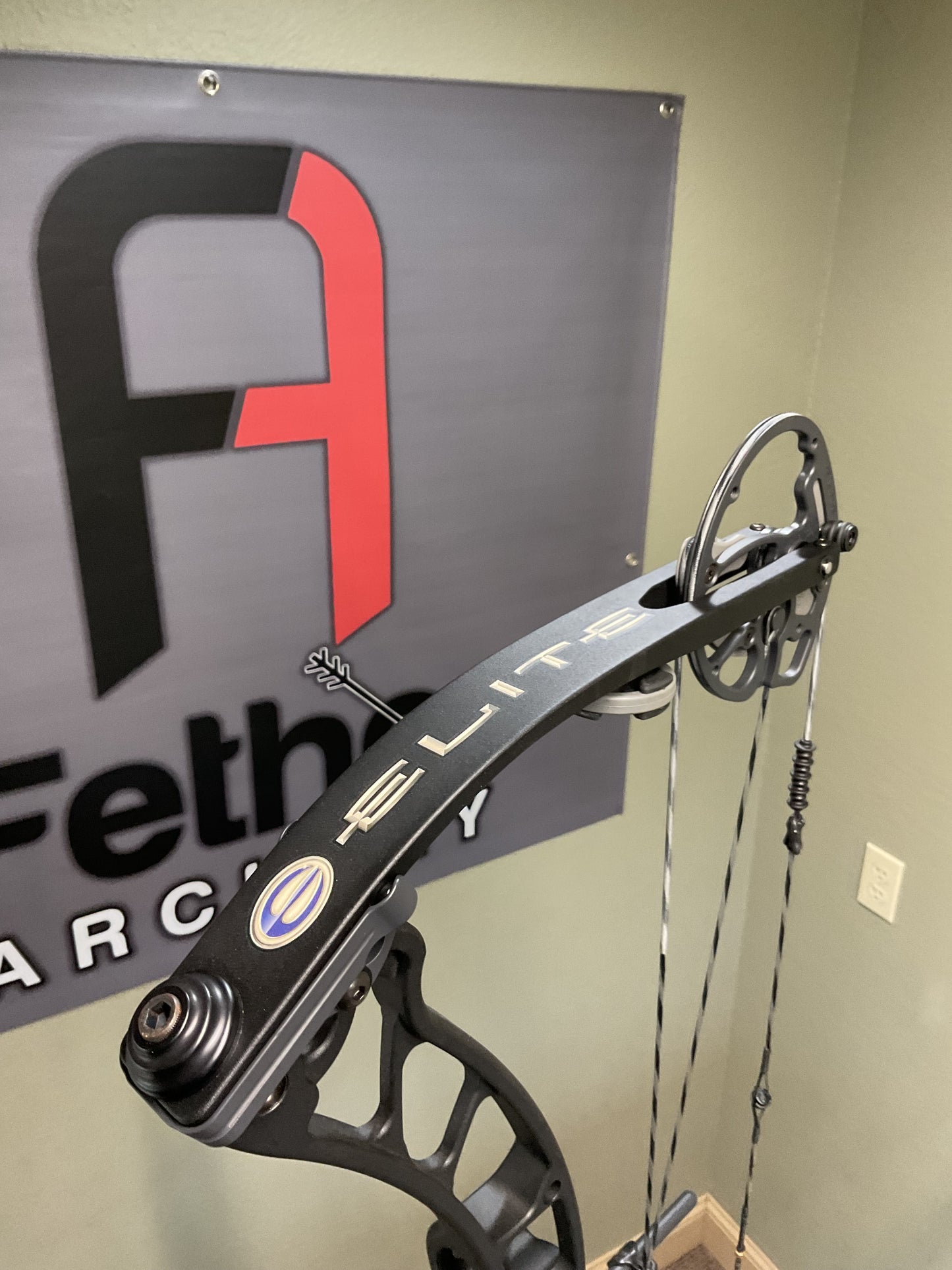 Elite Energy 35 60Lb RH 27" DL Black (Used)