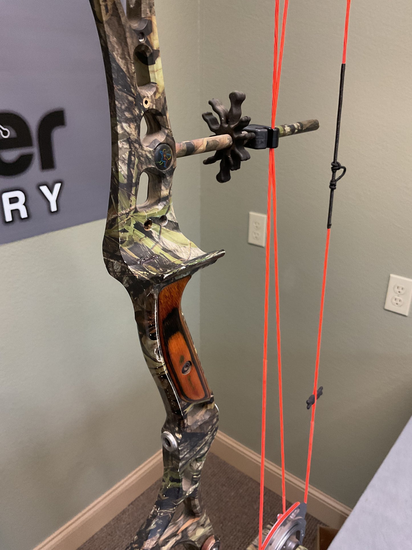 Bowtech Guardian 70Lb RH Right Hand 27in DL Camo