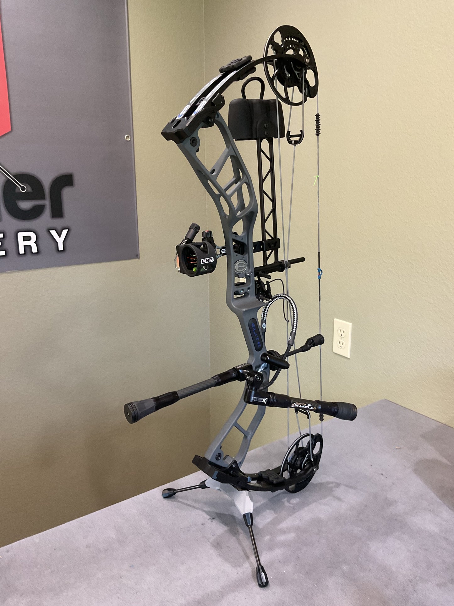 Elite Archery Emerse Compound Bow – Used | Right Hand, 60lb, Slate Gray