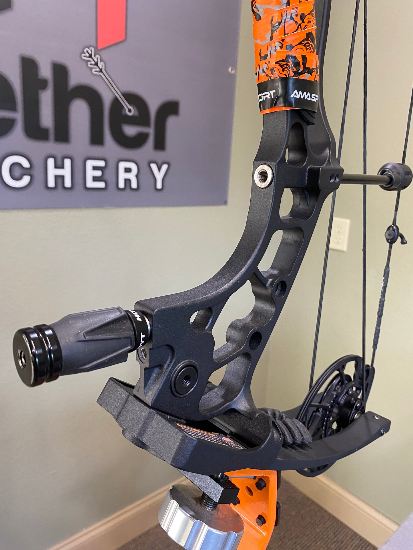 Hoyt Enduro Compound Bow | 70lb, 30" ATA, Right Hand – Blackout (Used)