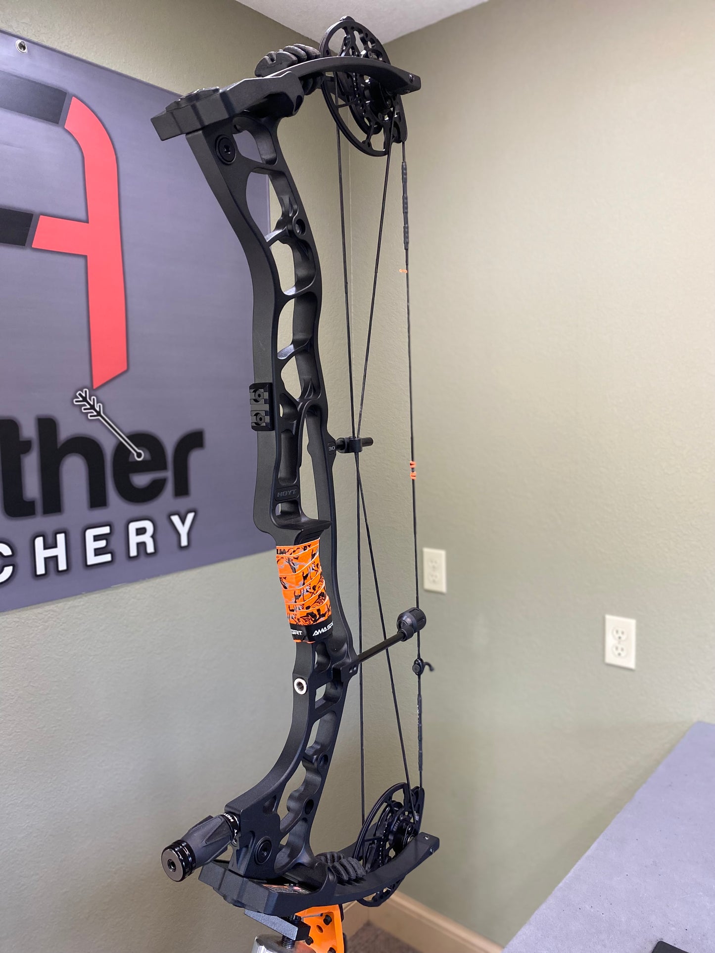 Hoyt Enduro Compound Bow | 70lb, 30" ATA, Right Hand – Blackout (Used)