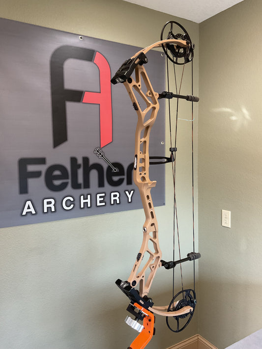 Bear Archery BR33 RH 70LB 29DL Sand
