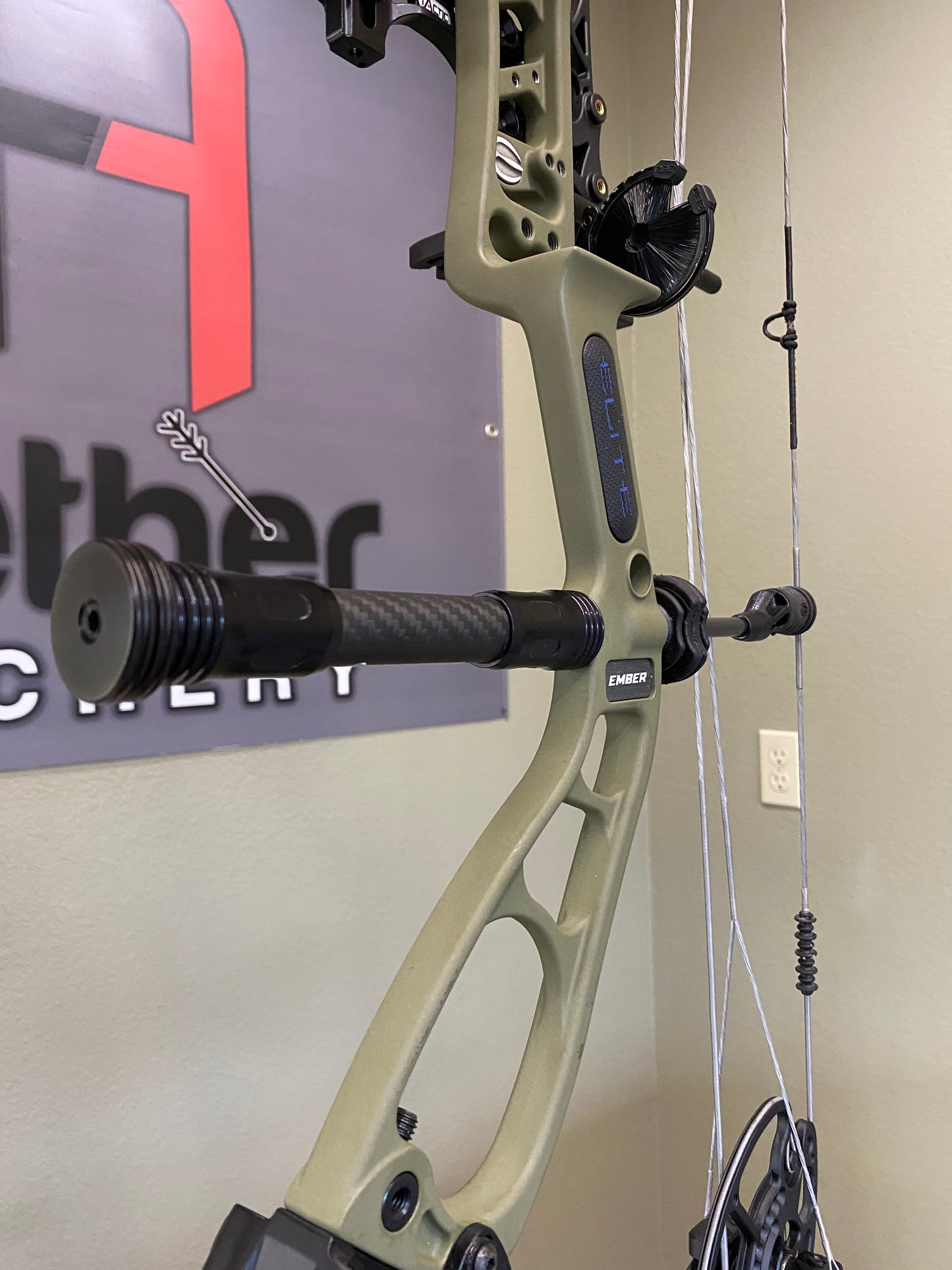 Elite Archery Ember RTS Compound Bow – Used | Right Hand, Outdoor Green