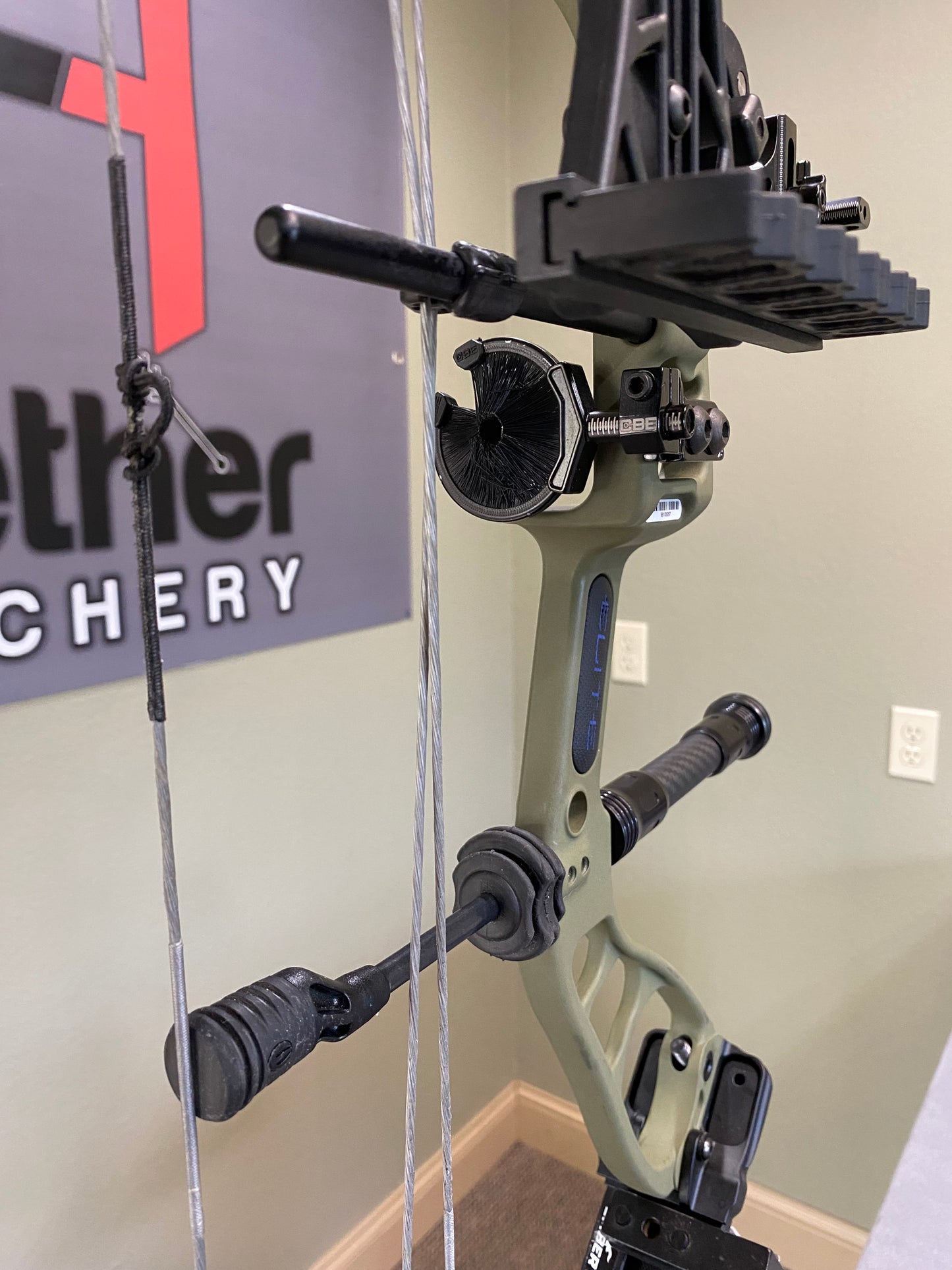 Elite Archery Ember RTS Compound Bow – Used | Right Hand, Outdoor Green