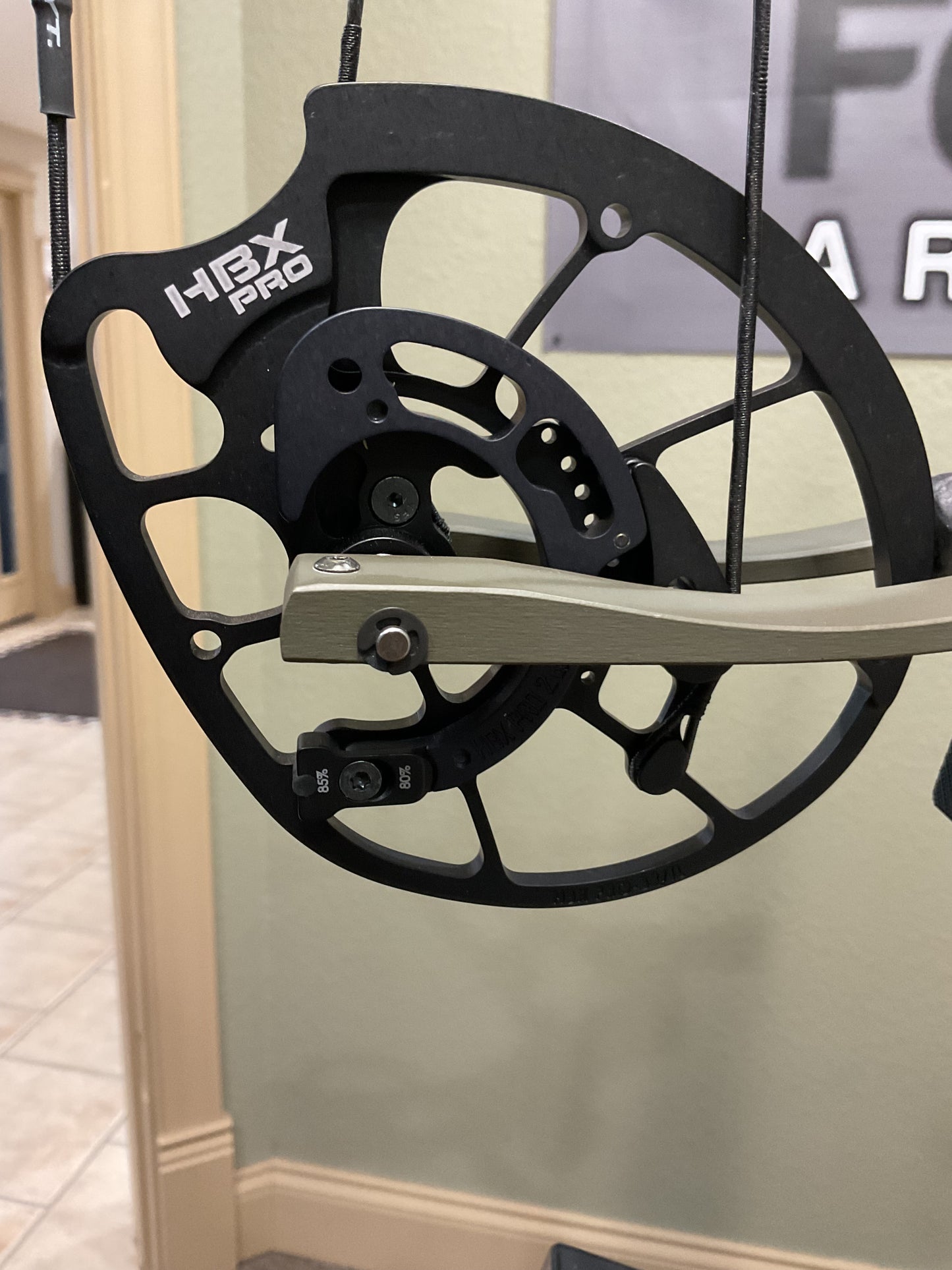 Hoyt Carbon RX-7 RH 65lb 28in DL Wilderness
