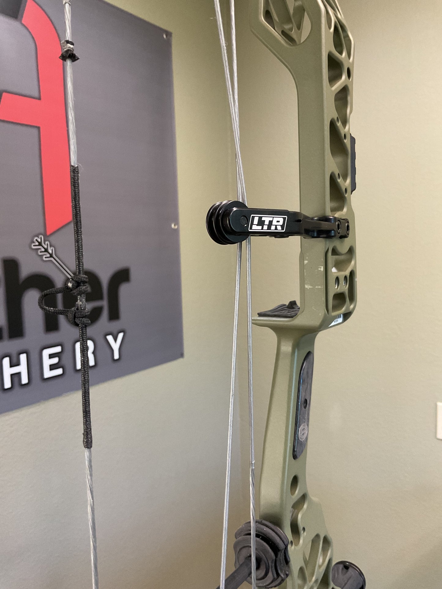 Elite Archery Varos Compound Bow – Used | Right Hand, 70lb, OD Green