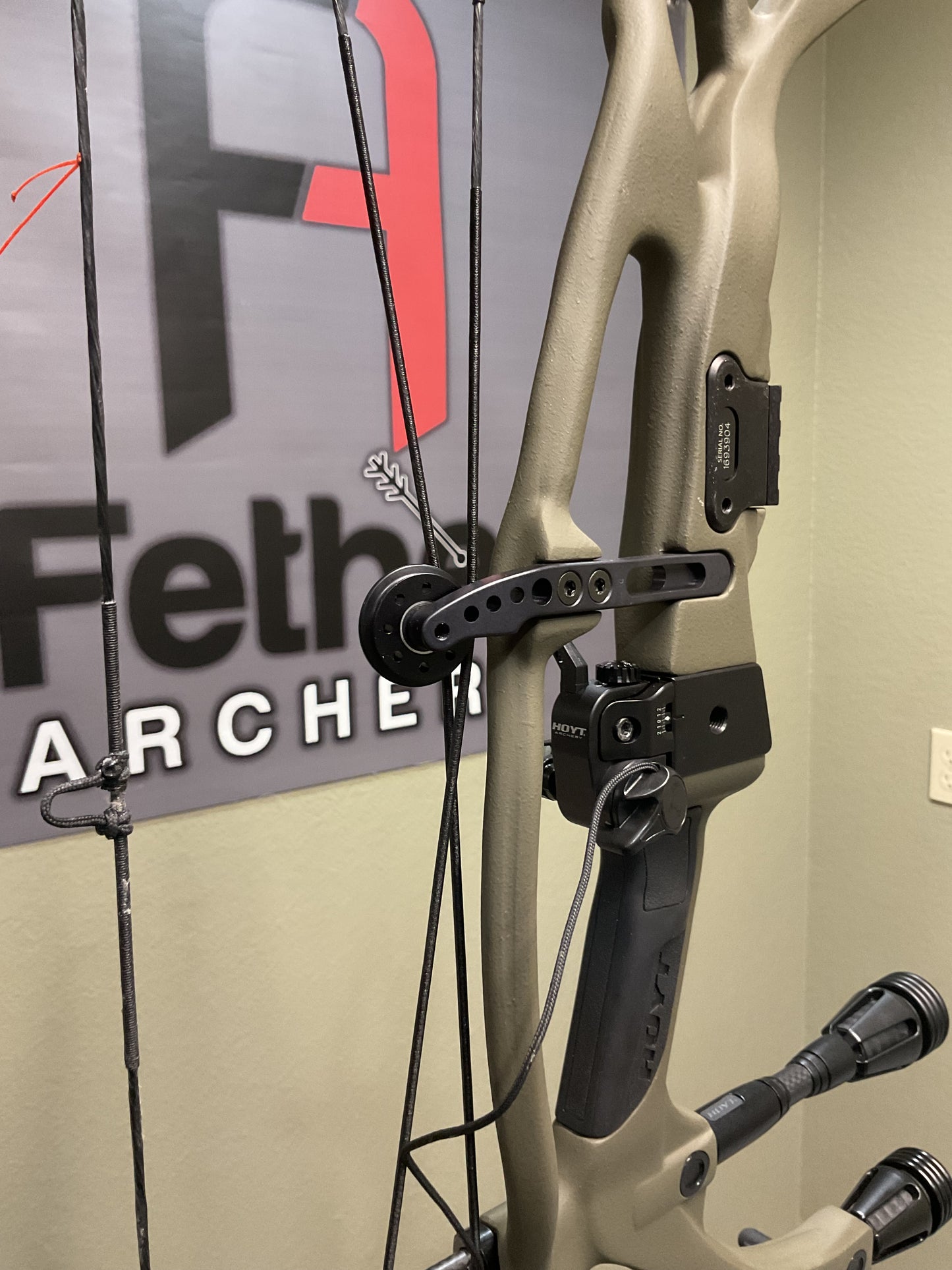 Hoyt Carbon RX-7 RH 65lb 28in DL Wilderness