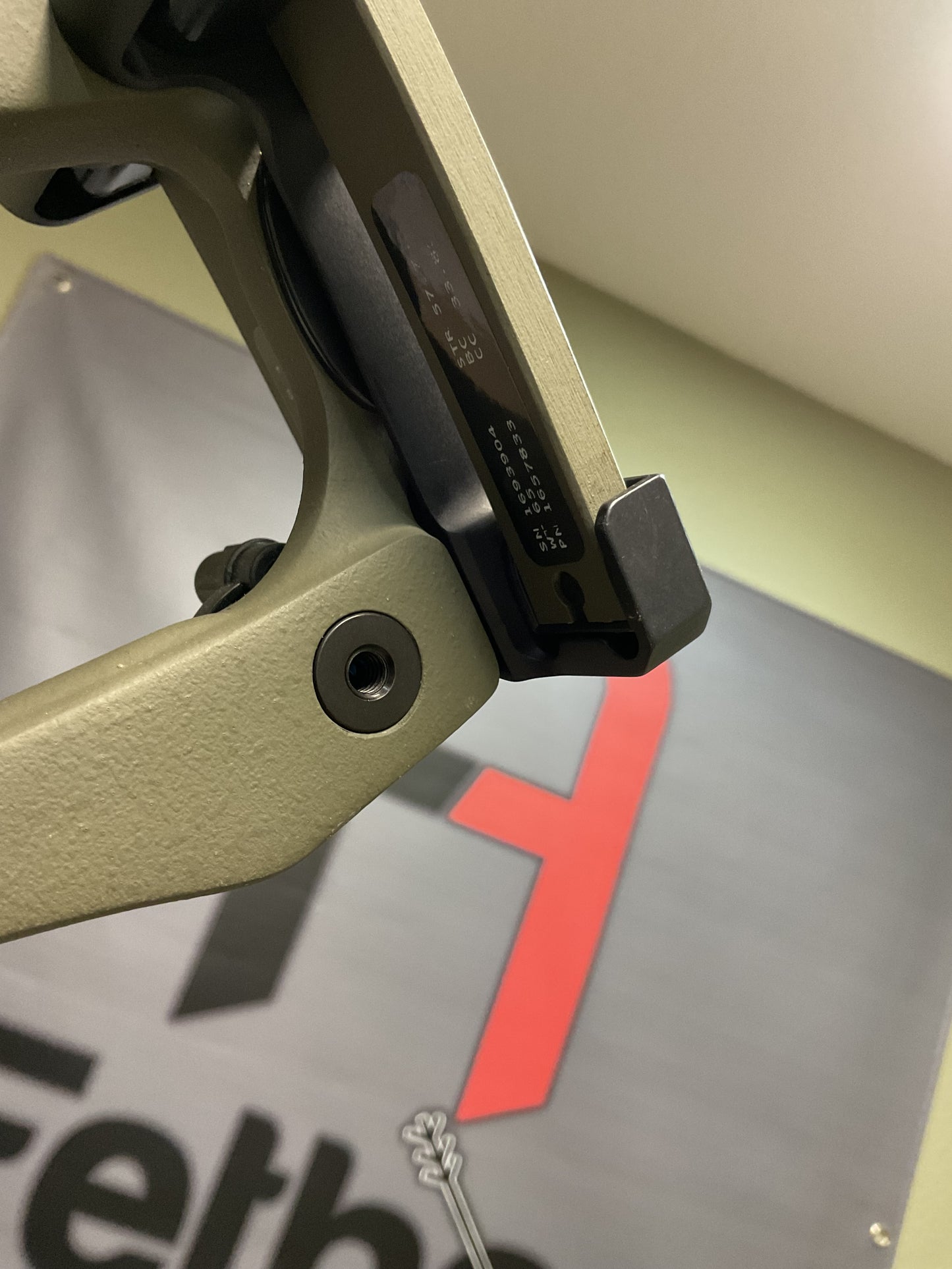 Hoyt Carbon RX-7 RH 65lb 28in DL Wilderness