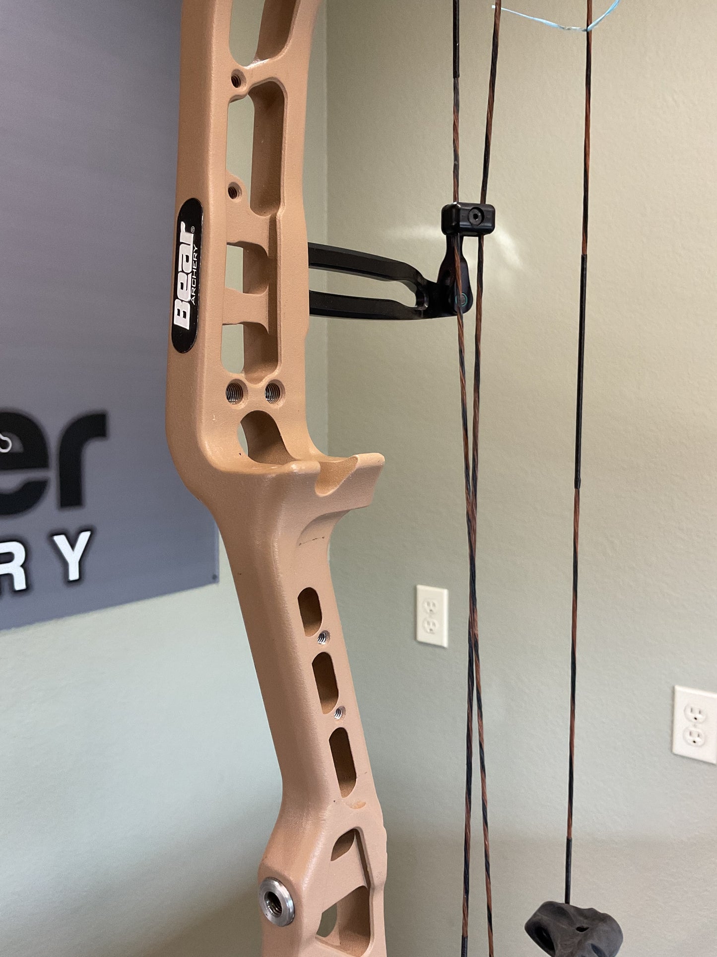 Bear Archery BR33 RH 70LB 29DL Sand