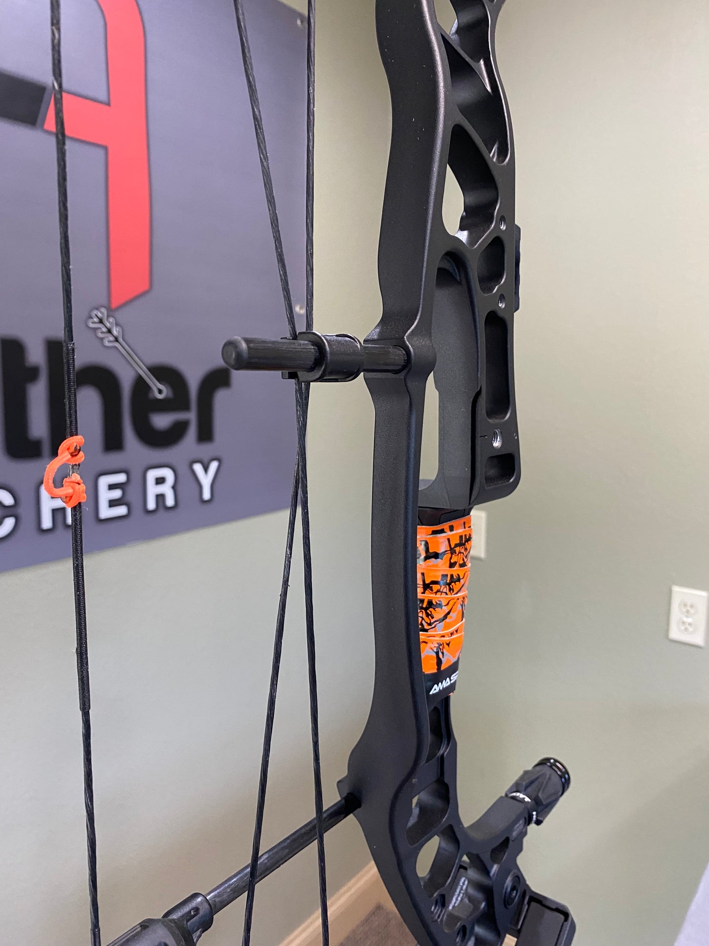 Hoyt Enduro Compound Bow | 70lb, 30" ATA, Right Hand – Blackout (Used)