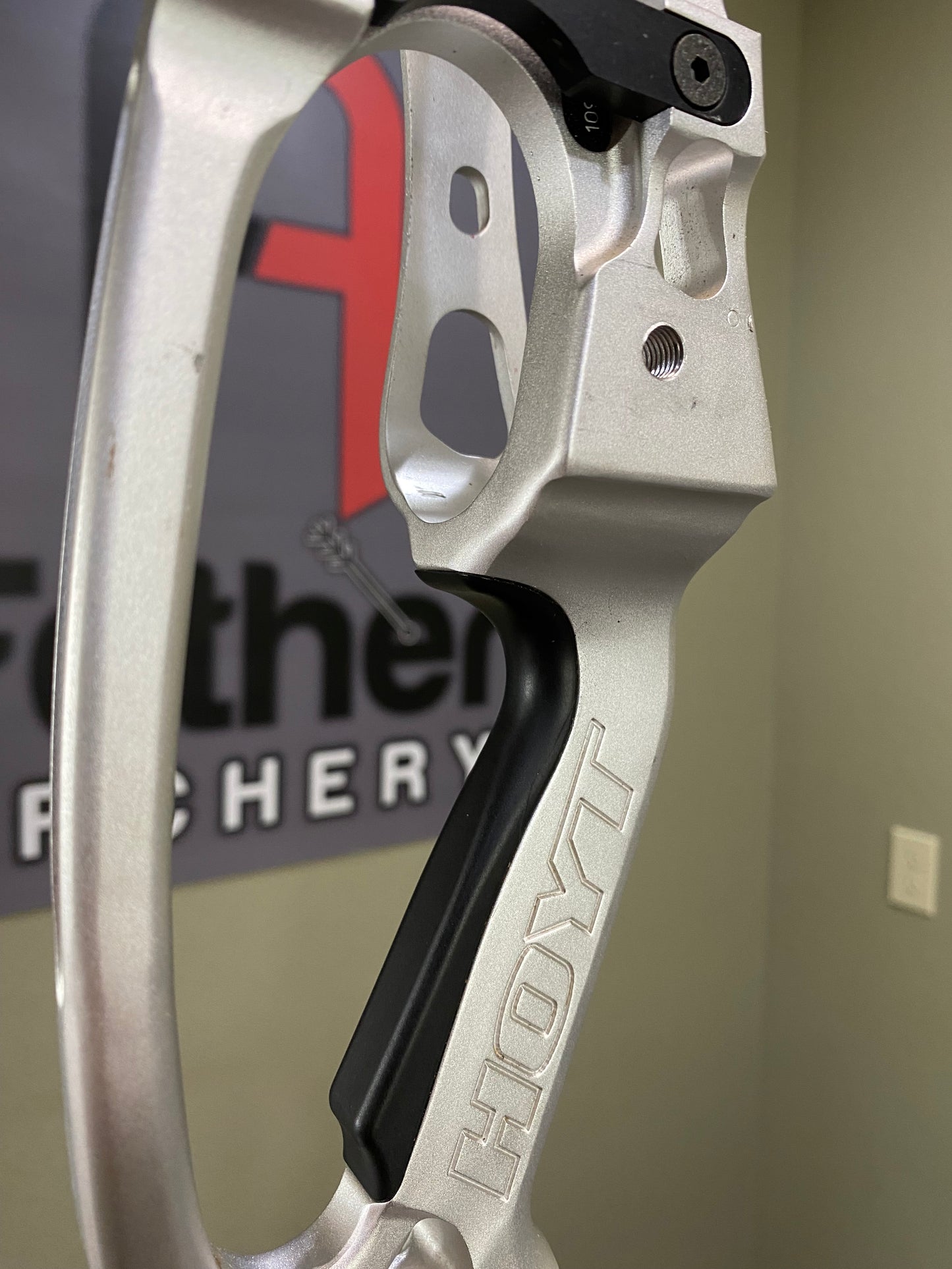 Hoyt Podium X Elite 40 Compound Target Bow -  Right Hand, 60lb | Silver (Used)