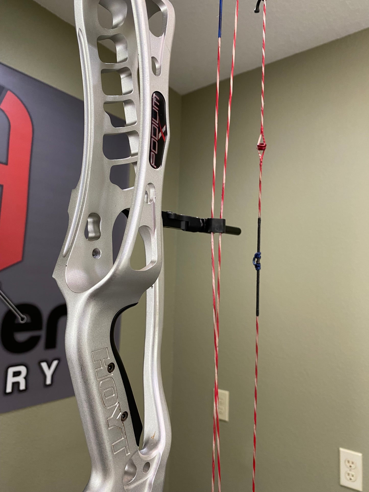 Hoyt Podium X Elite 40 Compound Target Bow -  Right Hand, 60lb | Silver (Used)