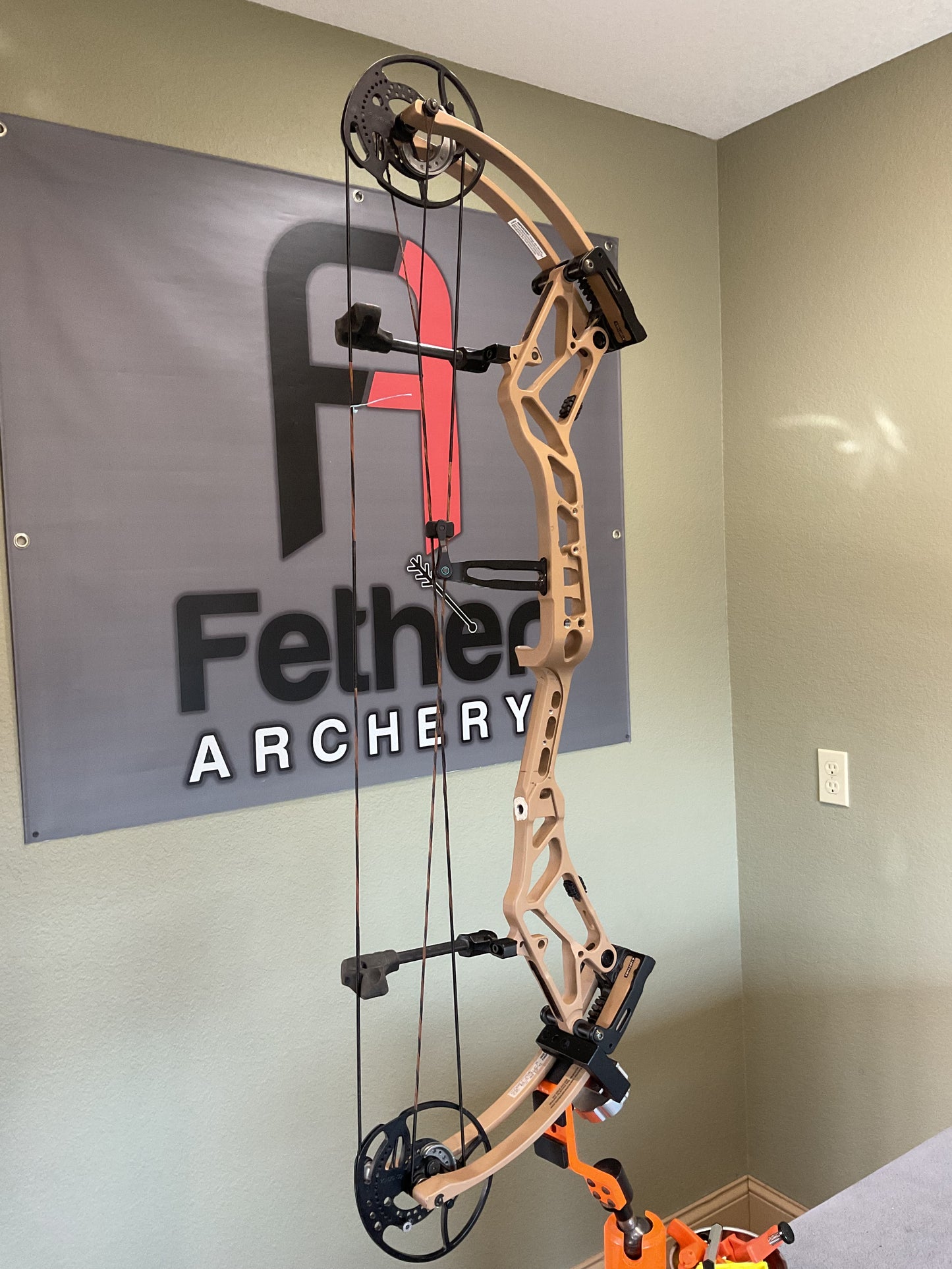 Bear Archery BR33 RH 70LB 29DL Sand