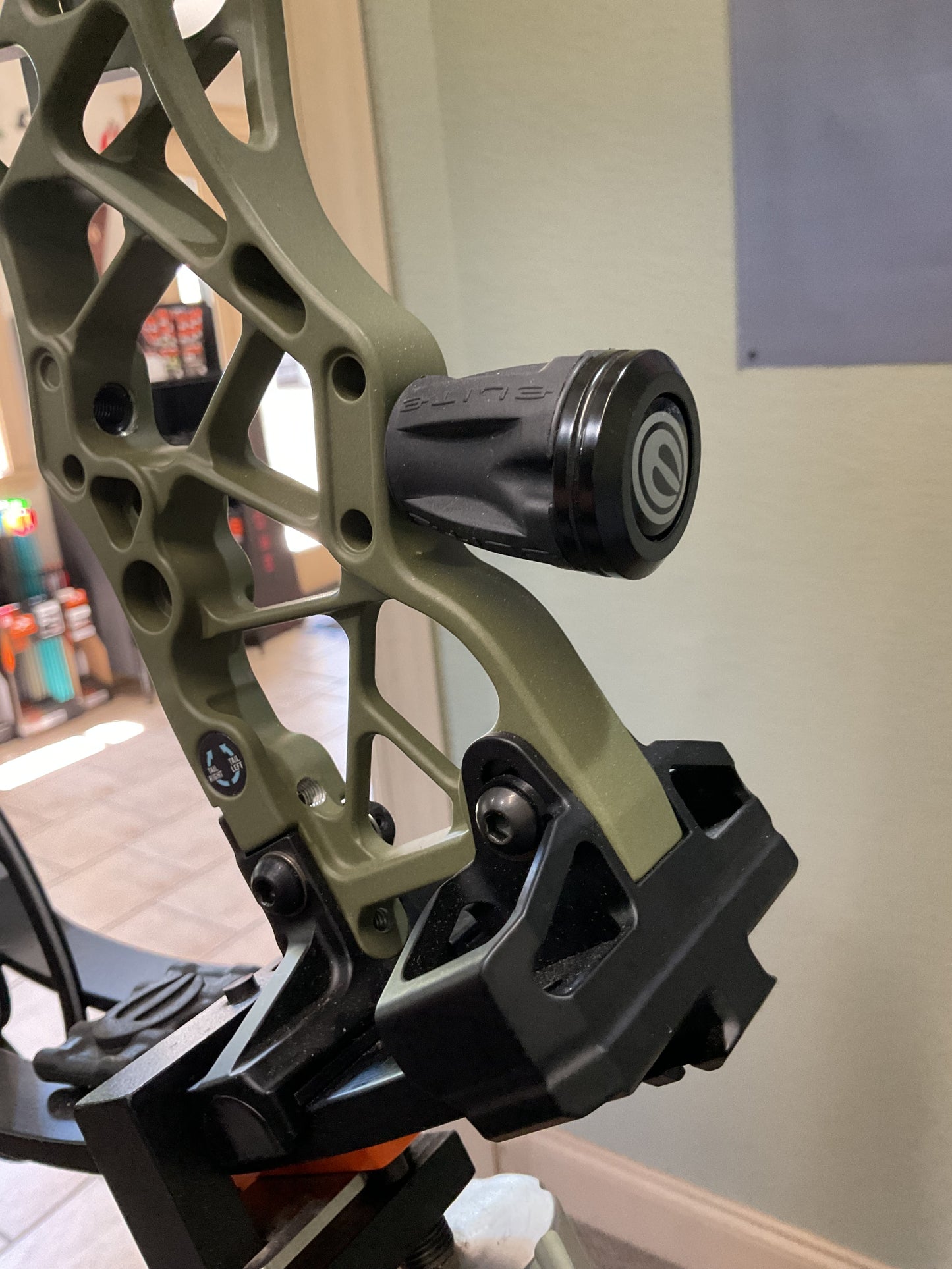 Elite Archery Varos Compound Bow – Used | Right Hand, 70lb, OD Green