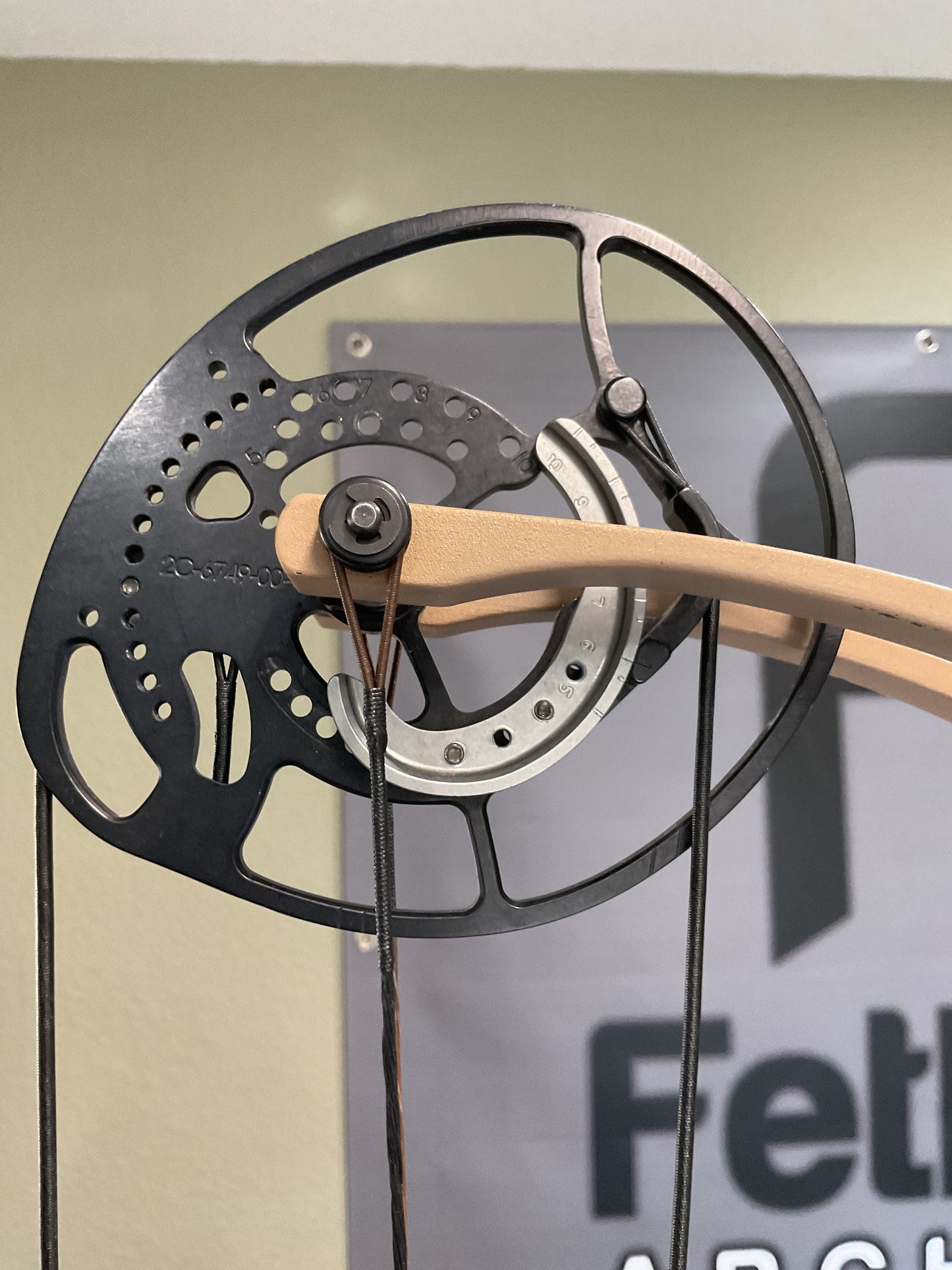 Bear Archery BR33 RH 70LB 29DL Sand