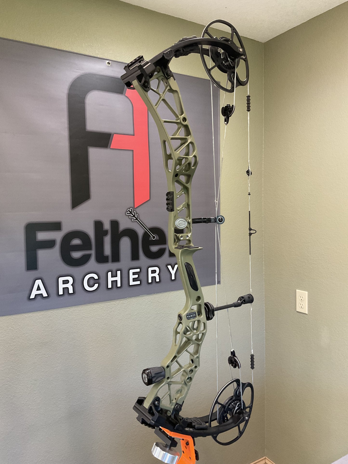 Elite Archery Varos Compound Bow – Used | Right Hand, 70lb, OD Green