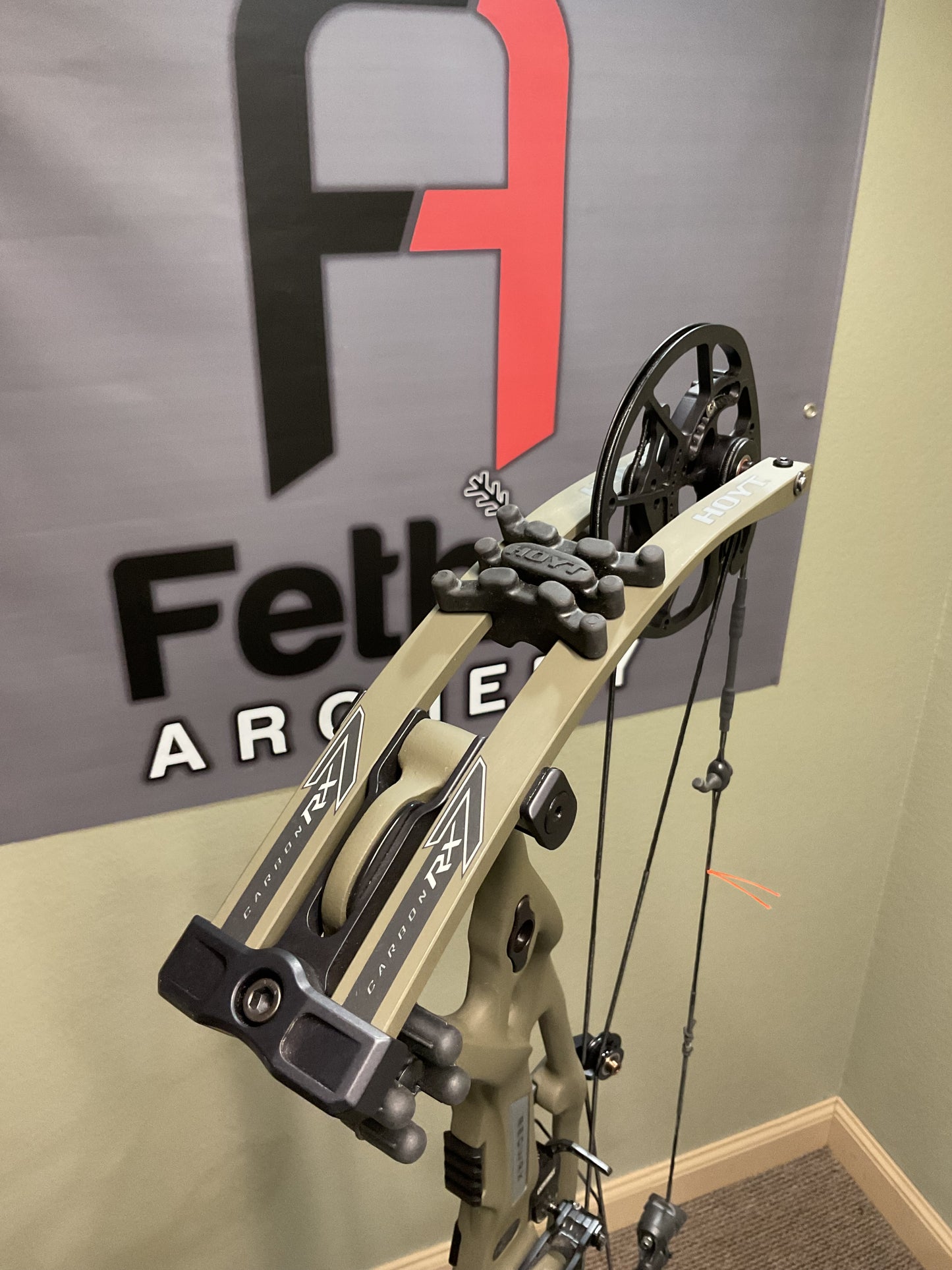 Hoyt Carbon RX-7 RH 65lb 28in DL Wilderness