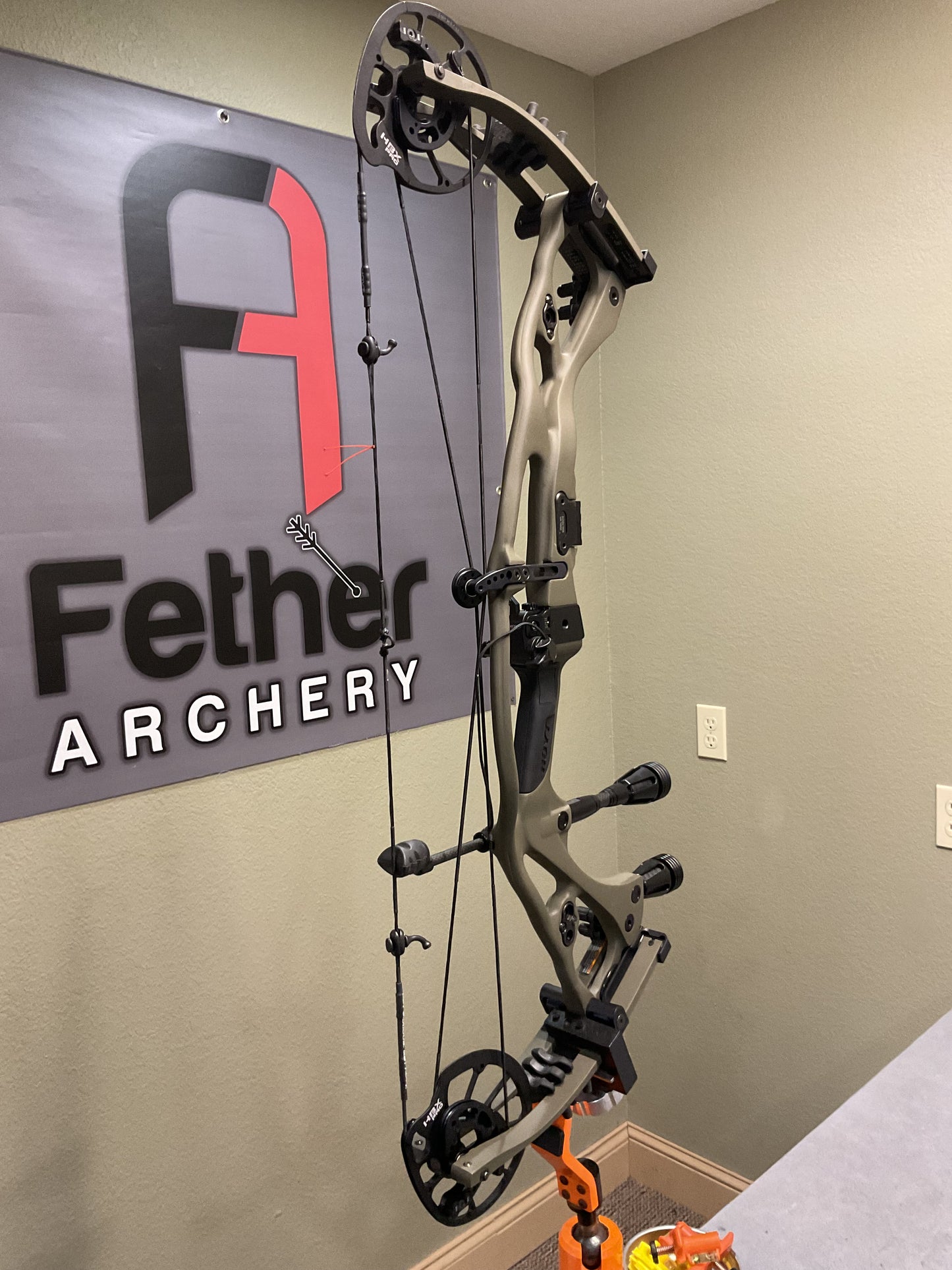 Hoyt Carbon RX-7 RH 65lb 28in DL Wilderness