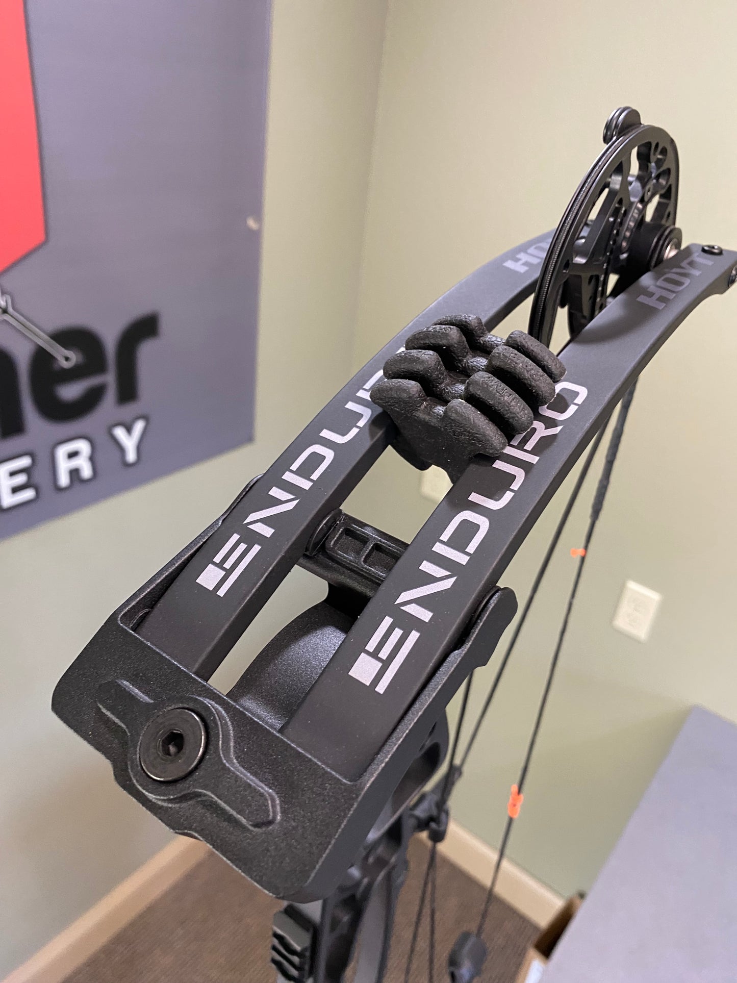 Hoyt Enduro Compound Bow | 70lb, 30" ATA, Right Hand – Blackout (Used)