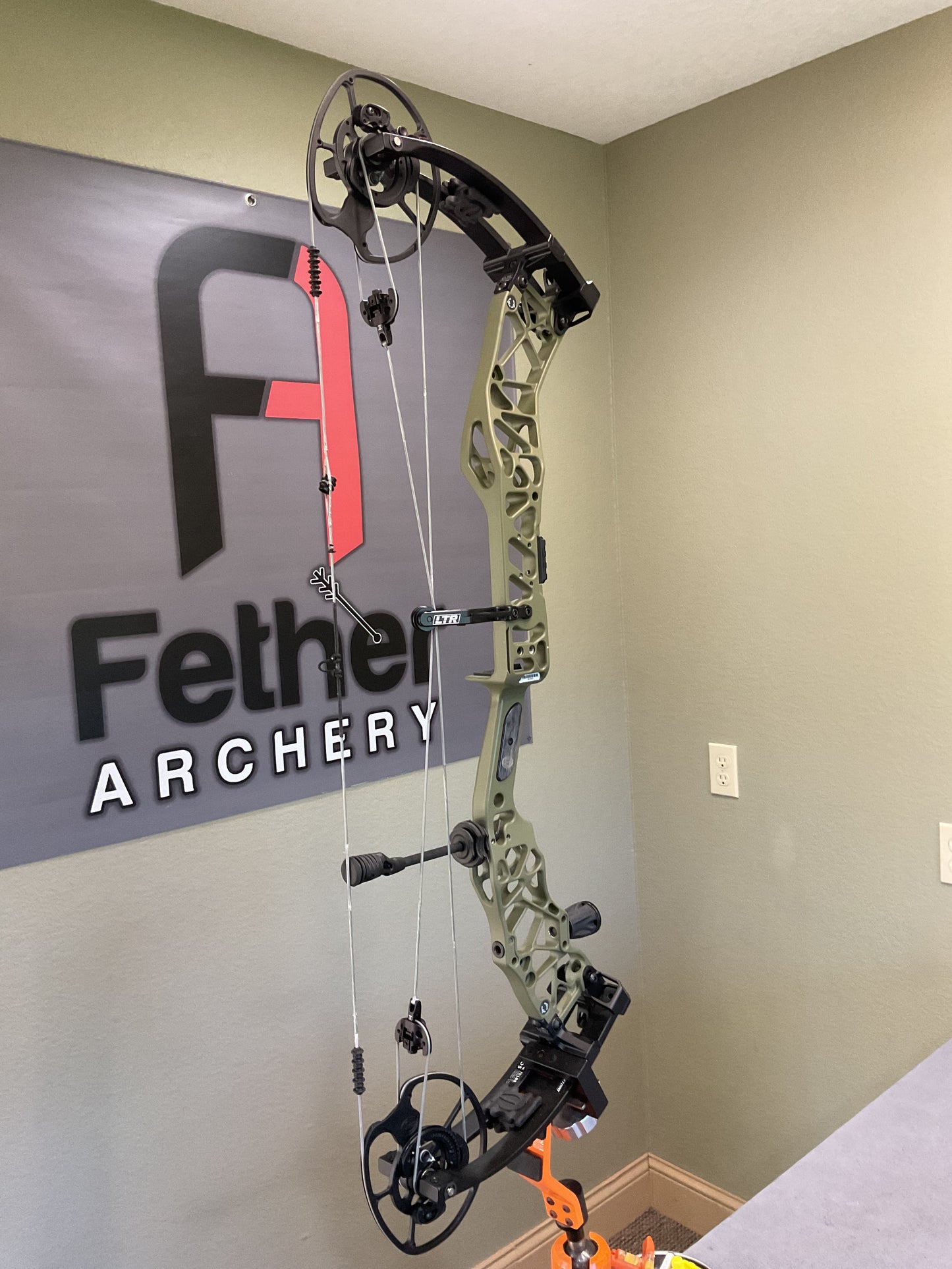Elite Archery Varos Compound Bow – Used | Right Hand, 70lb, OD Green