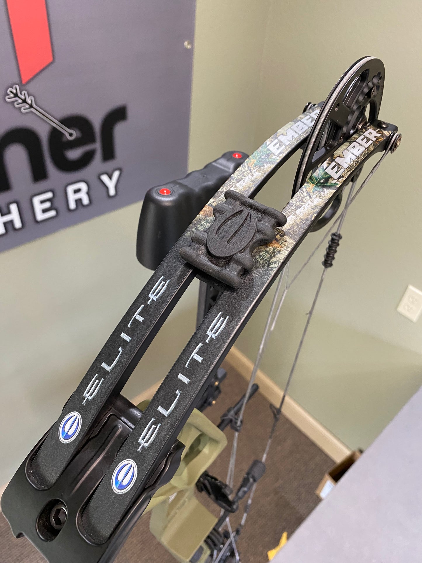 Elite Archery Ember RTS Compound Bow – Used | Right Hand, Outdoor Green