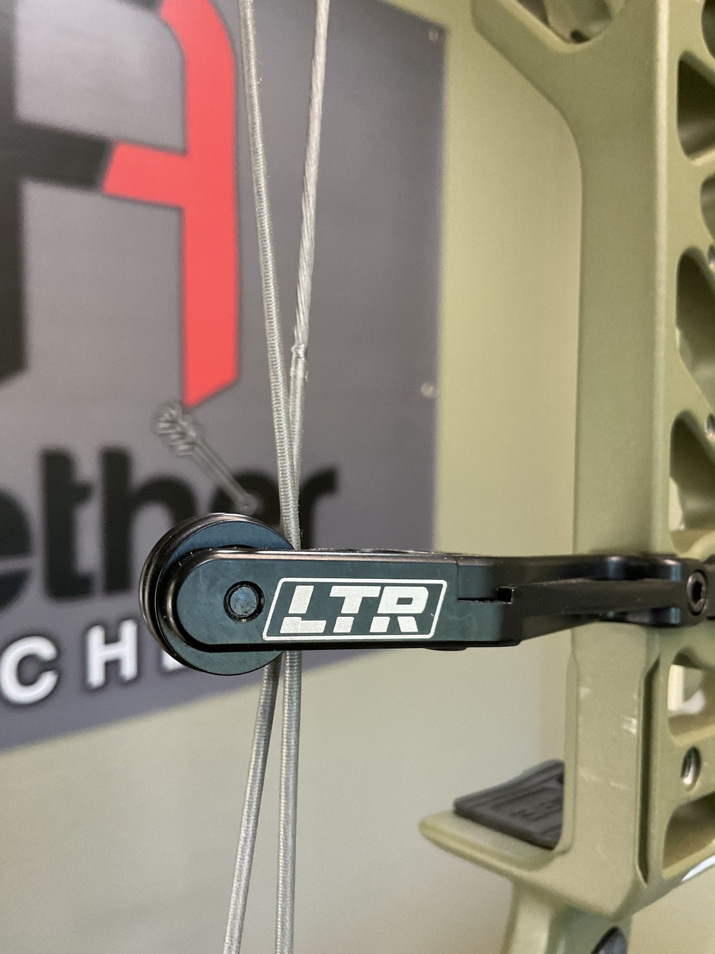 Elite Archery Varos Compound Bow – Used | Right Hand, 70lb, OD Green