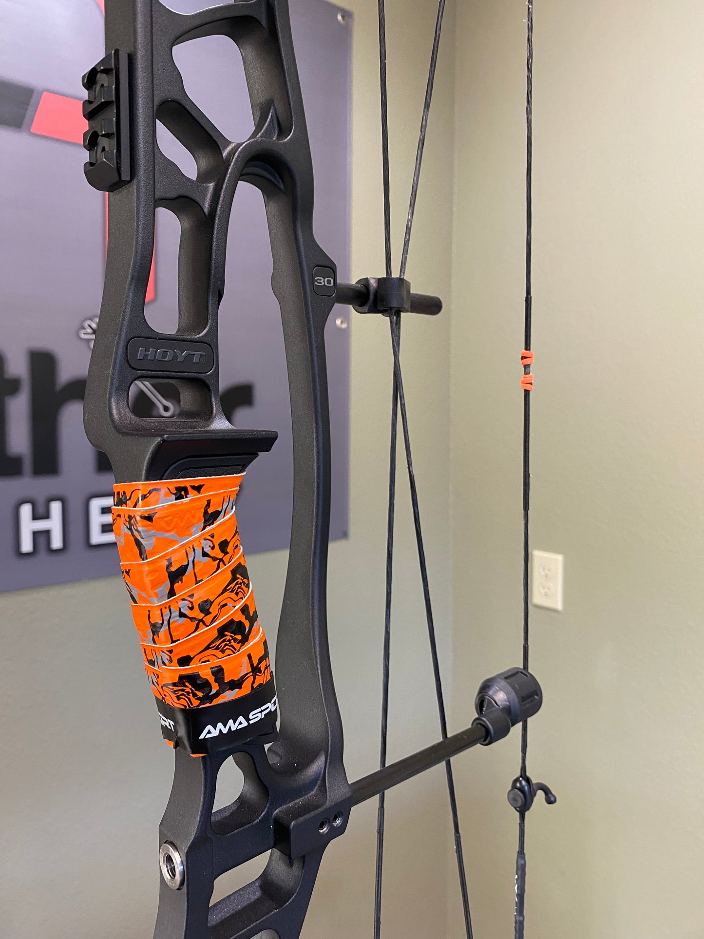 Hoyt Enduro Compound Bow | 70lb, 30" ATA, Right Hand – Blackout (Used)