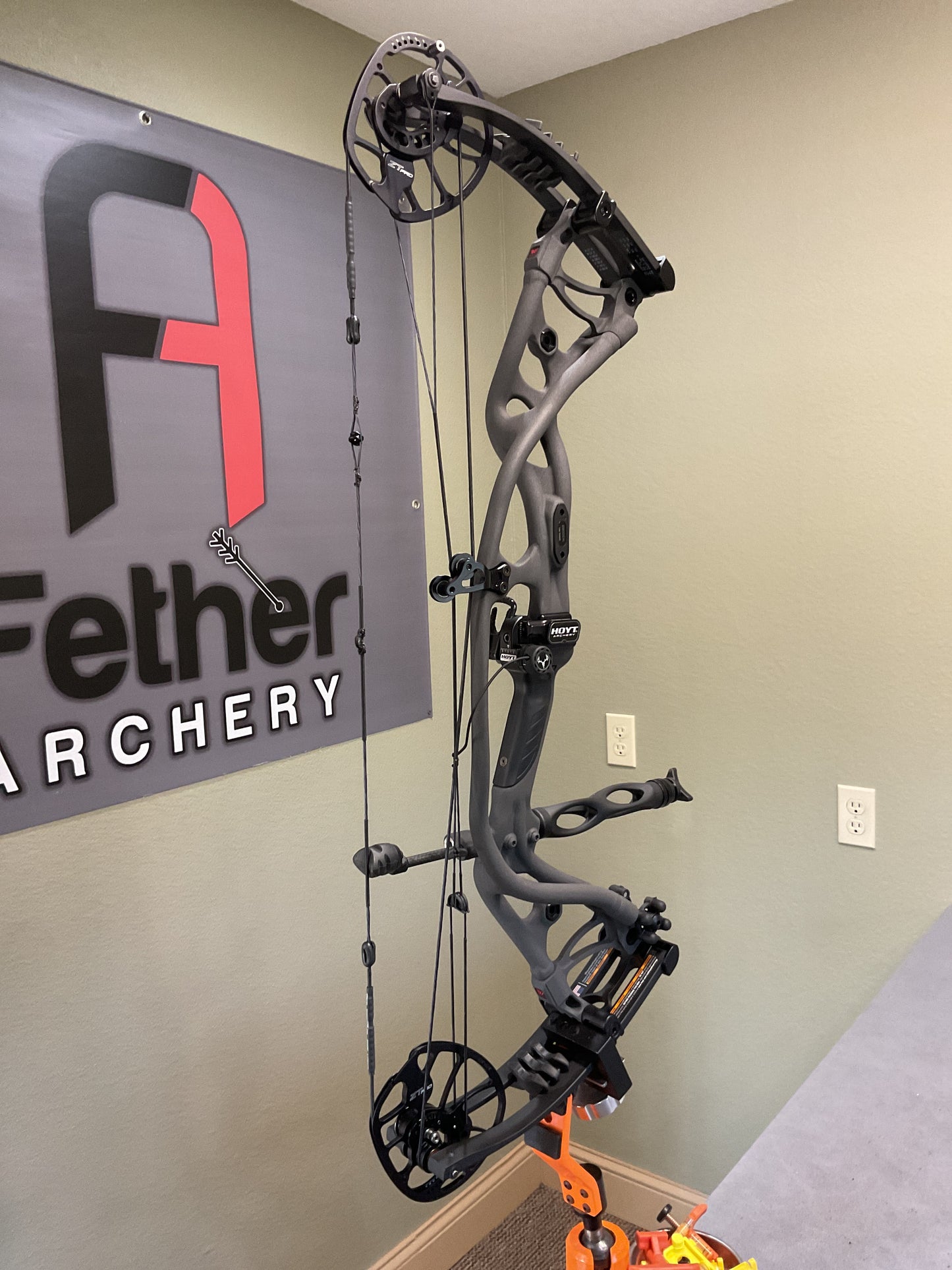 Hoyt RX-3 70Lb Right Hand DL 27"-30" Gray