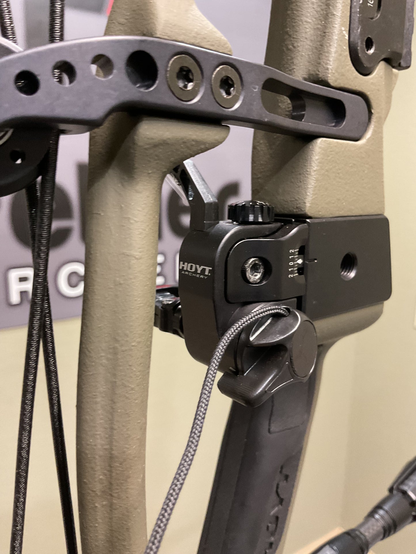 Hoyt Carbon RX-7 RH 65lb 28in DL Wilderness