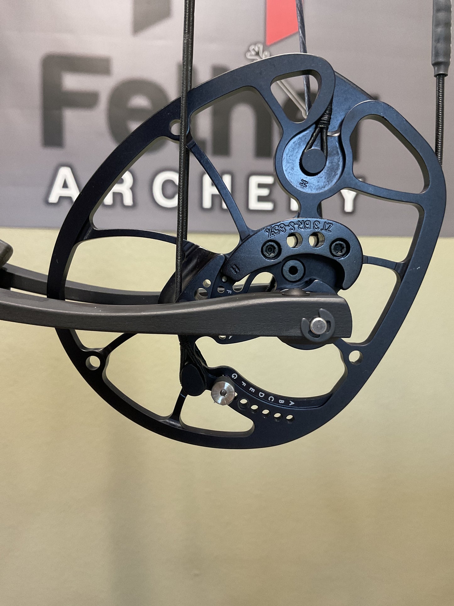 Hoyt RX-3 70Lb Right Hand DL 27"-30" Gray