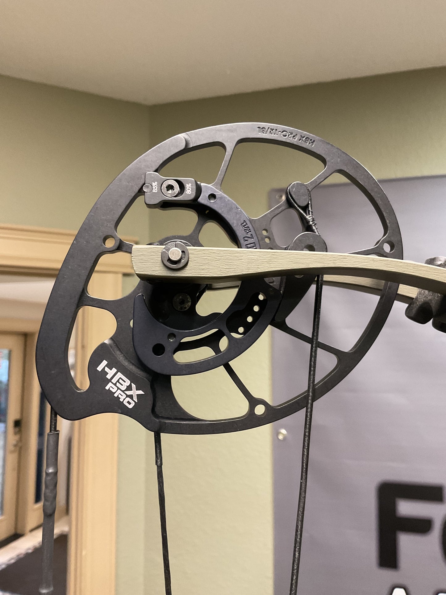 Hoyt Carbon RX-7 RH 65lb 28in DL Wilderness