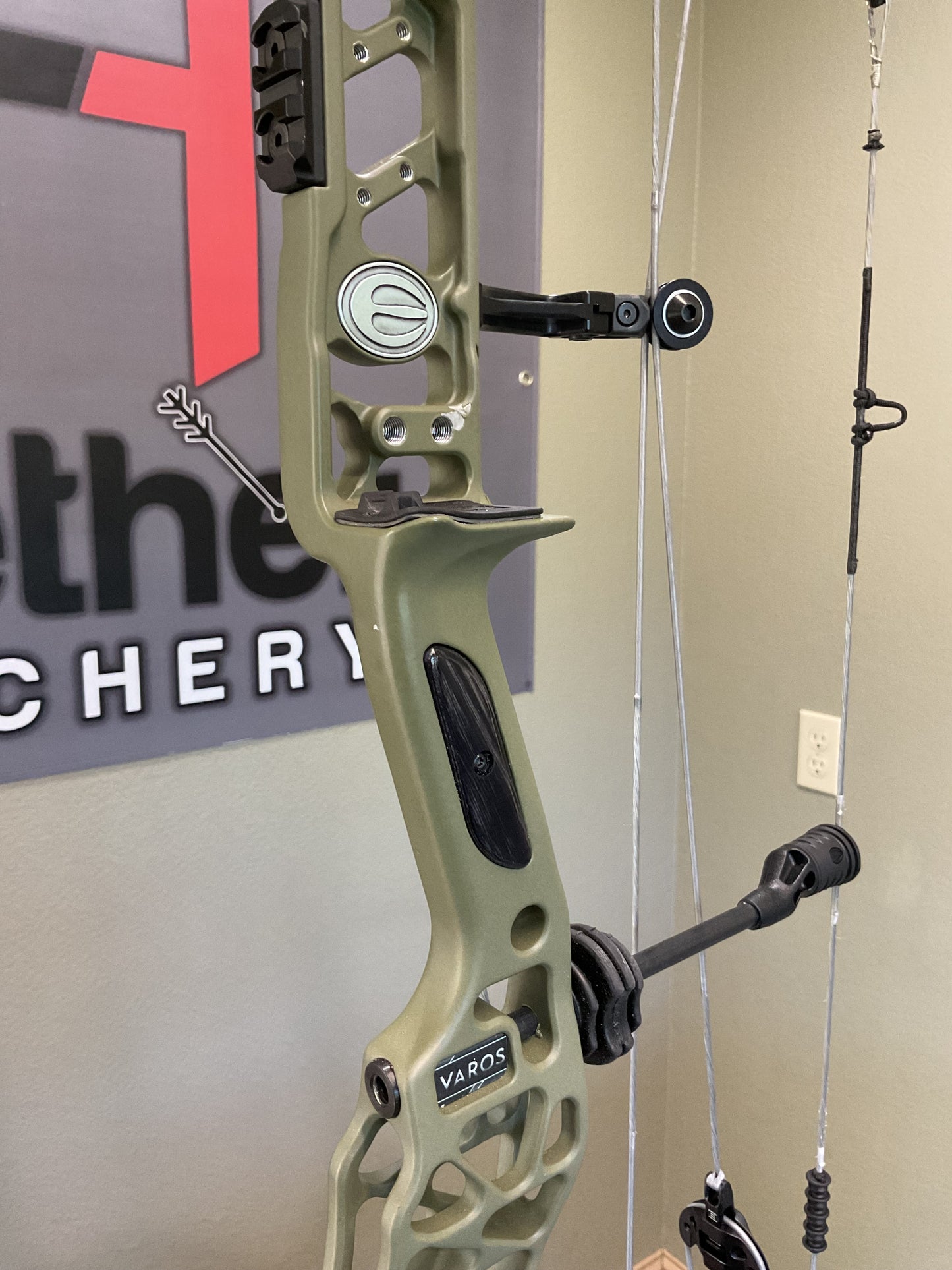 Elite Archery Varos Compound Bow – Used | Right Hand, 70lb, OD Green