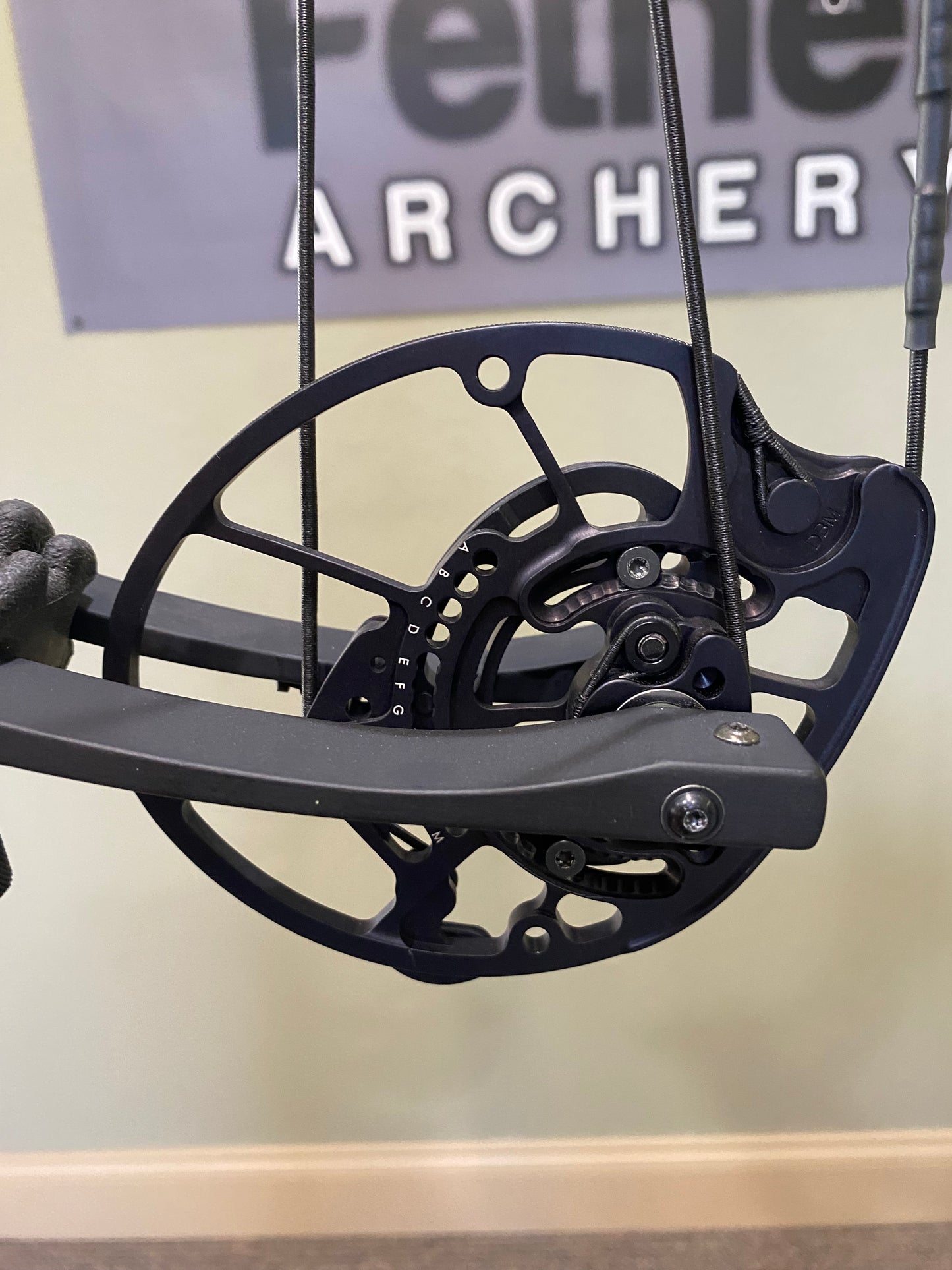 Hoyt Enduro Compound Bow | 70lb, 30" ATA, Right Hand – Blackout (Used)