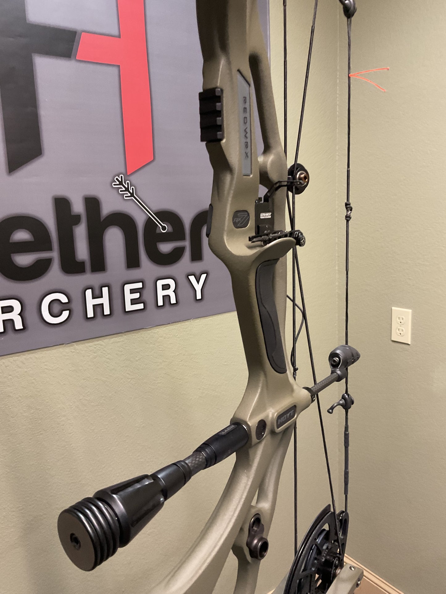 Hoyt Carbon RX-7 RH 65lb 28in DL Wilderness