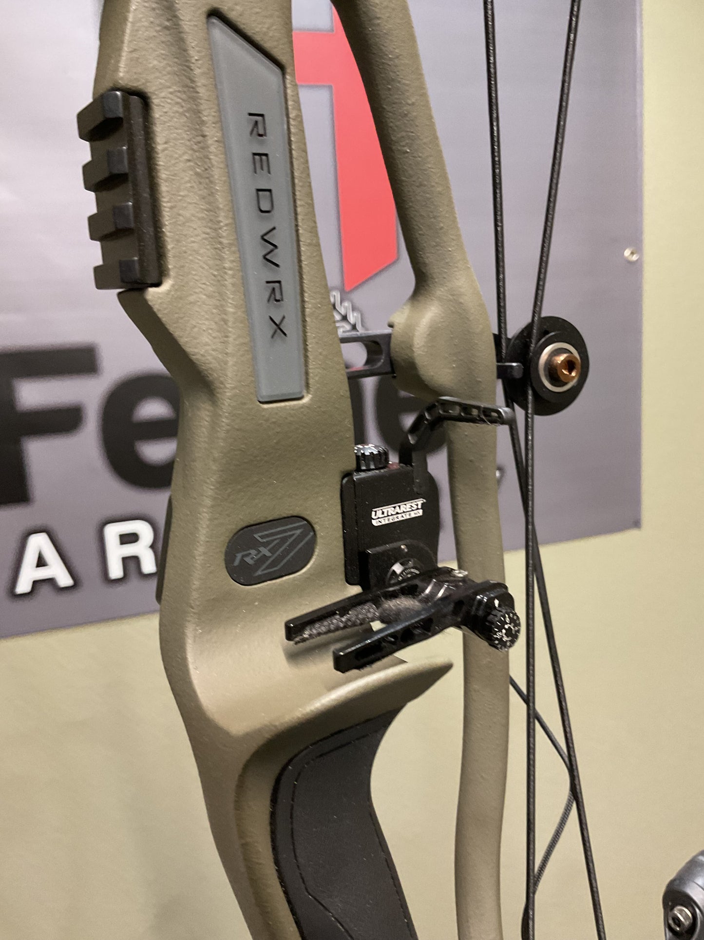 Hoyt Carbon RX-7 RH 65lb 28in DL Wilderness