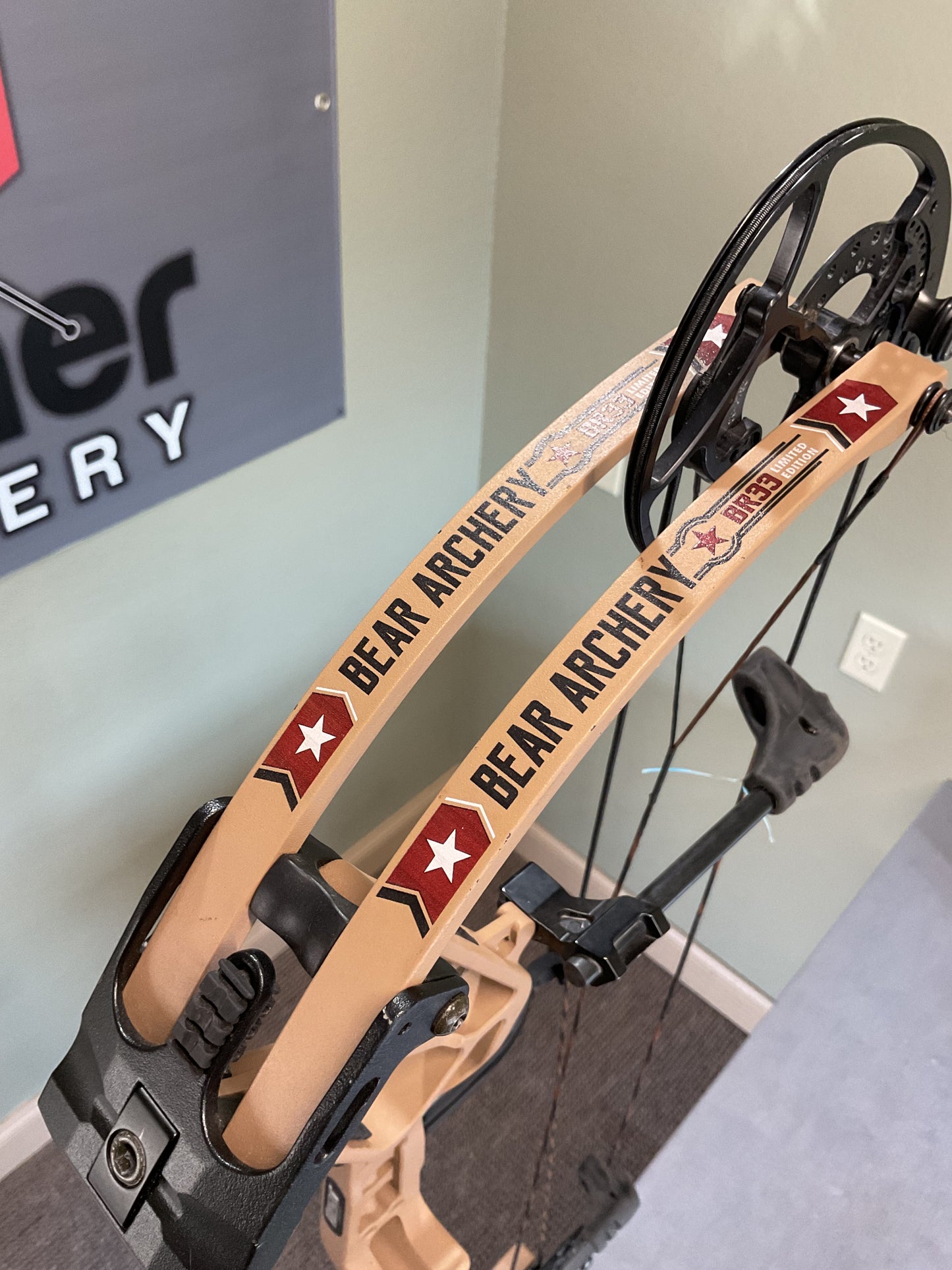 Bear Archery BR33 RH 70LB 29DL Sand