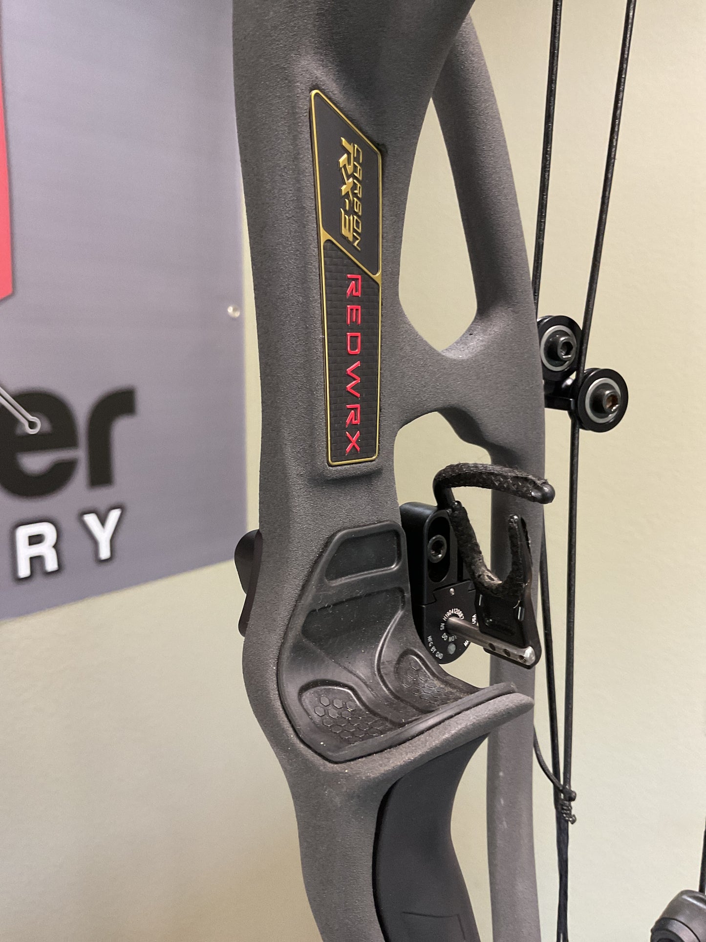 Hoyt RX-3 70Lb Right Hand DL 27"-30" Gray