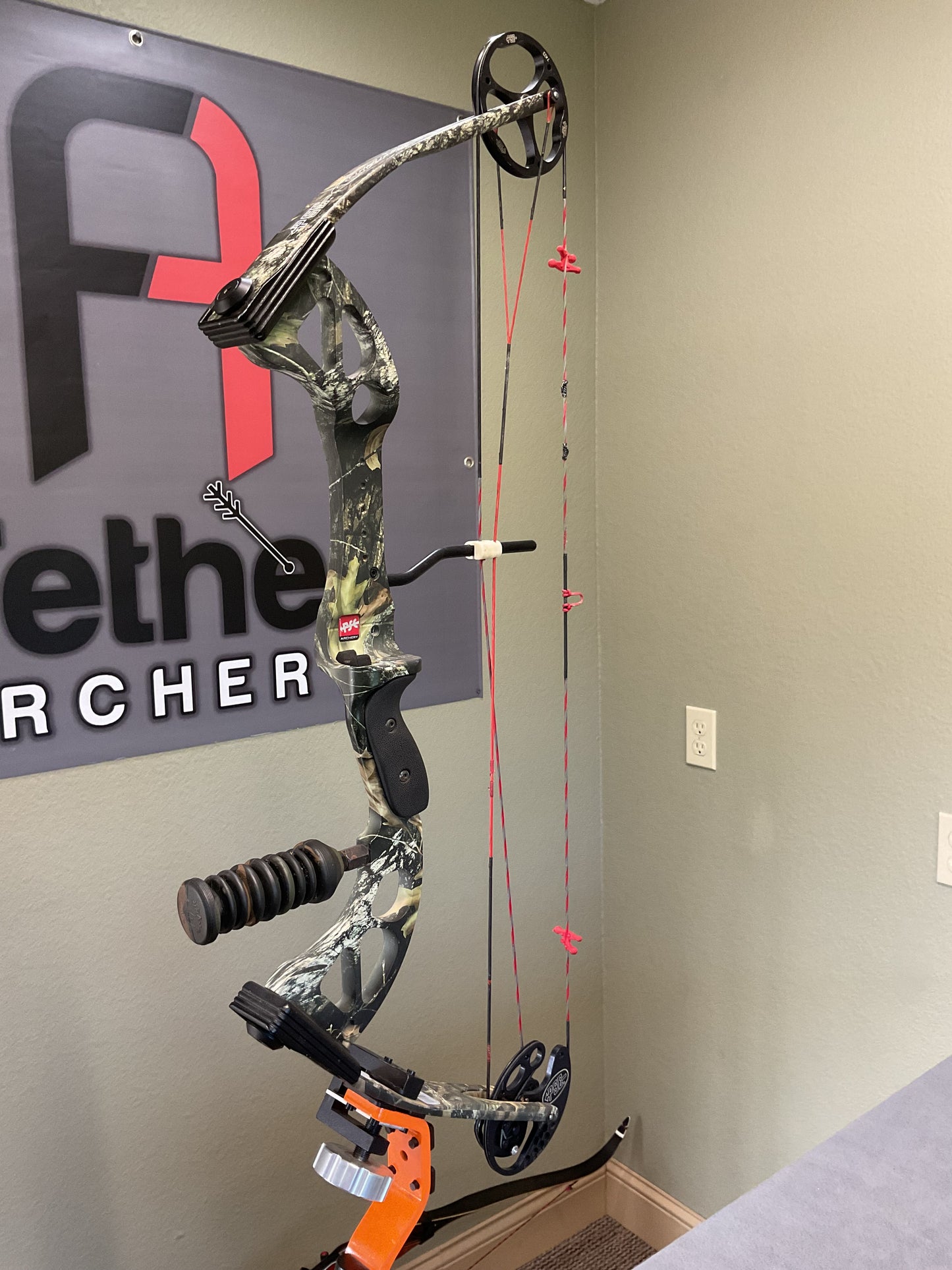 PSE Stinger 60lb RH Camo Compound Bow (Used)