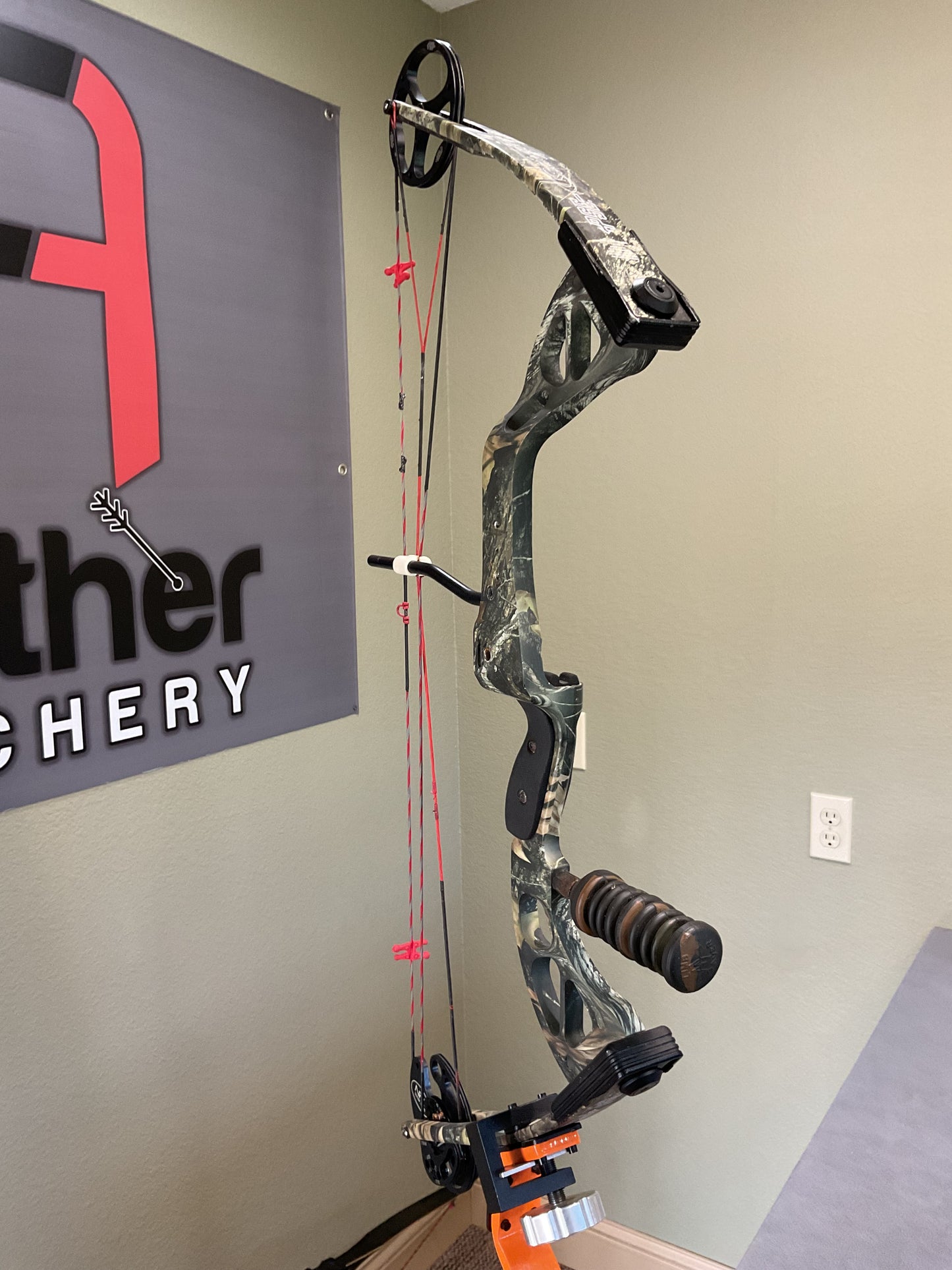 PSE Stinger 60lb RH Camo Compound Bow (Used)