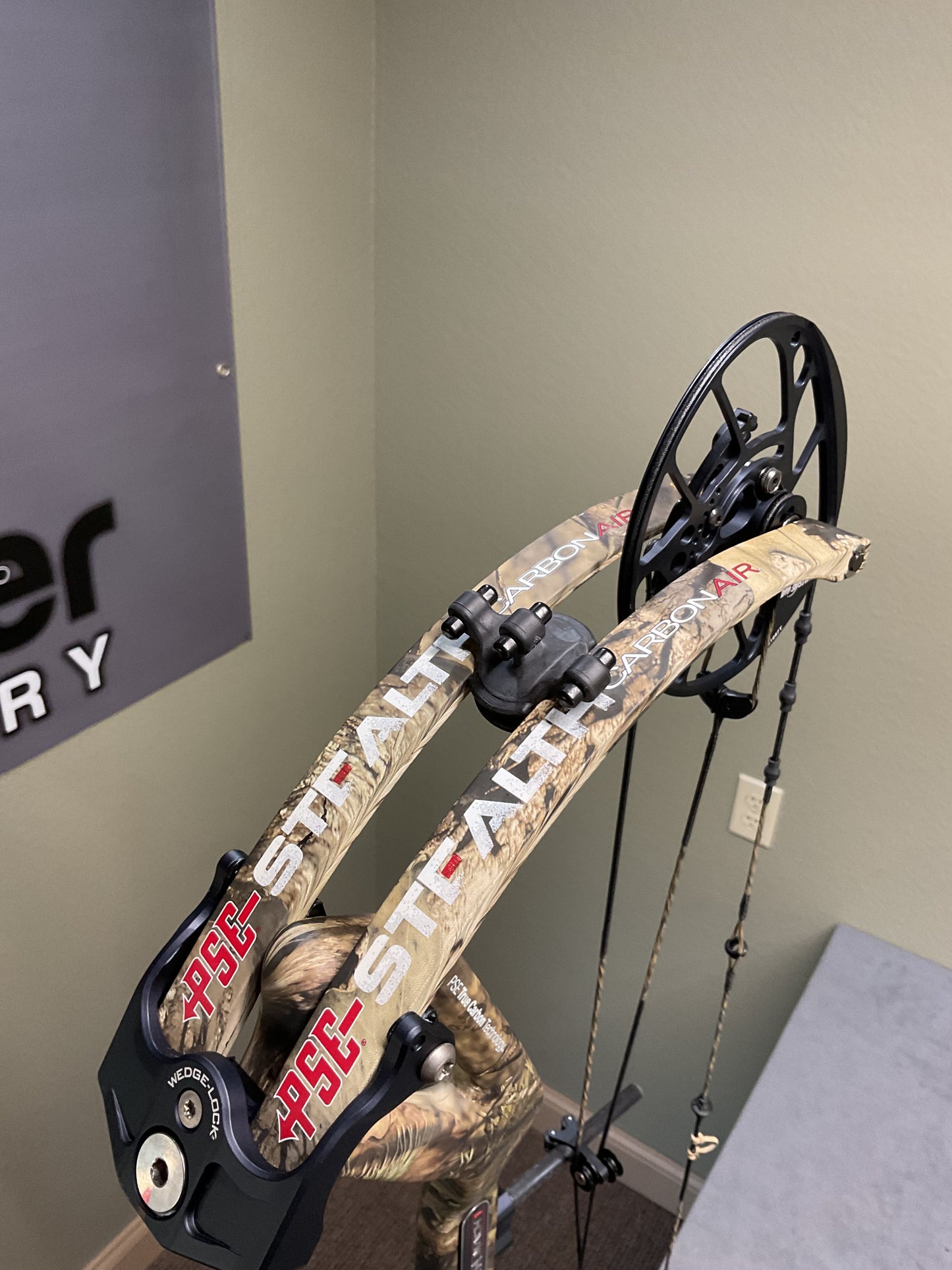 PSE Carbon Air® Stealth Mach 1 RH 60lb 25-30.5 DL Mossy Oak